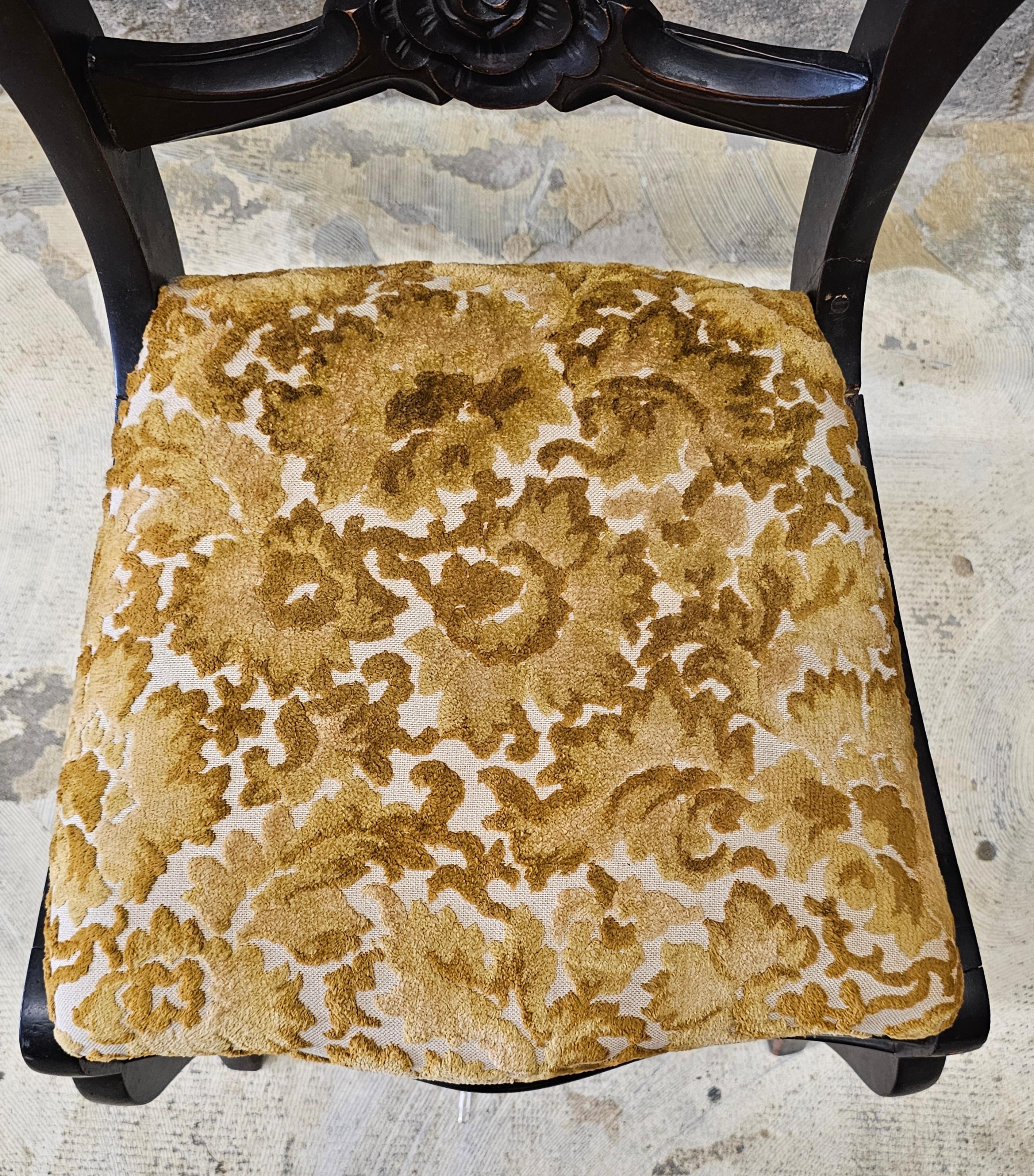 19e siècle Victorien en noyer teinté et tapissé  Chaise d'appoint Bon état - En vente à Germantown, MD