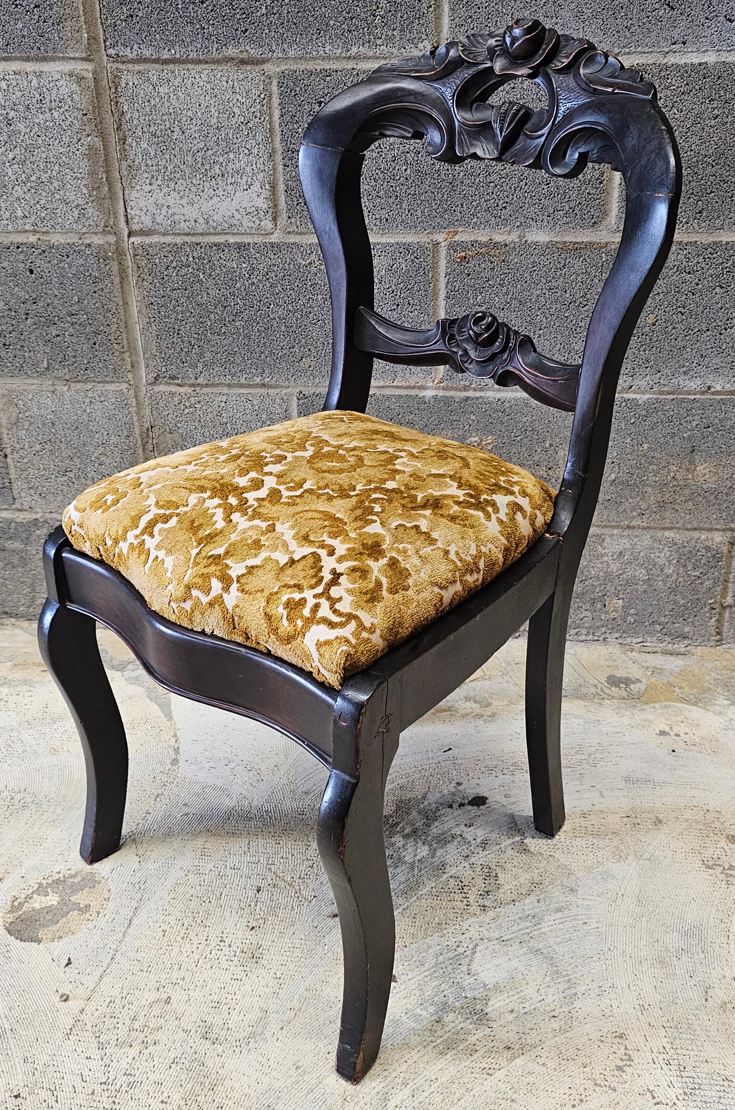Noyer 19e siècle Victorien en noyer teinté et tapissé  Chaise d'appoint en vente
