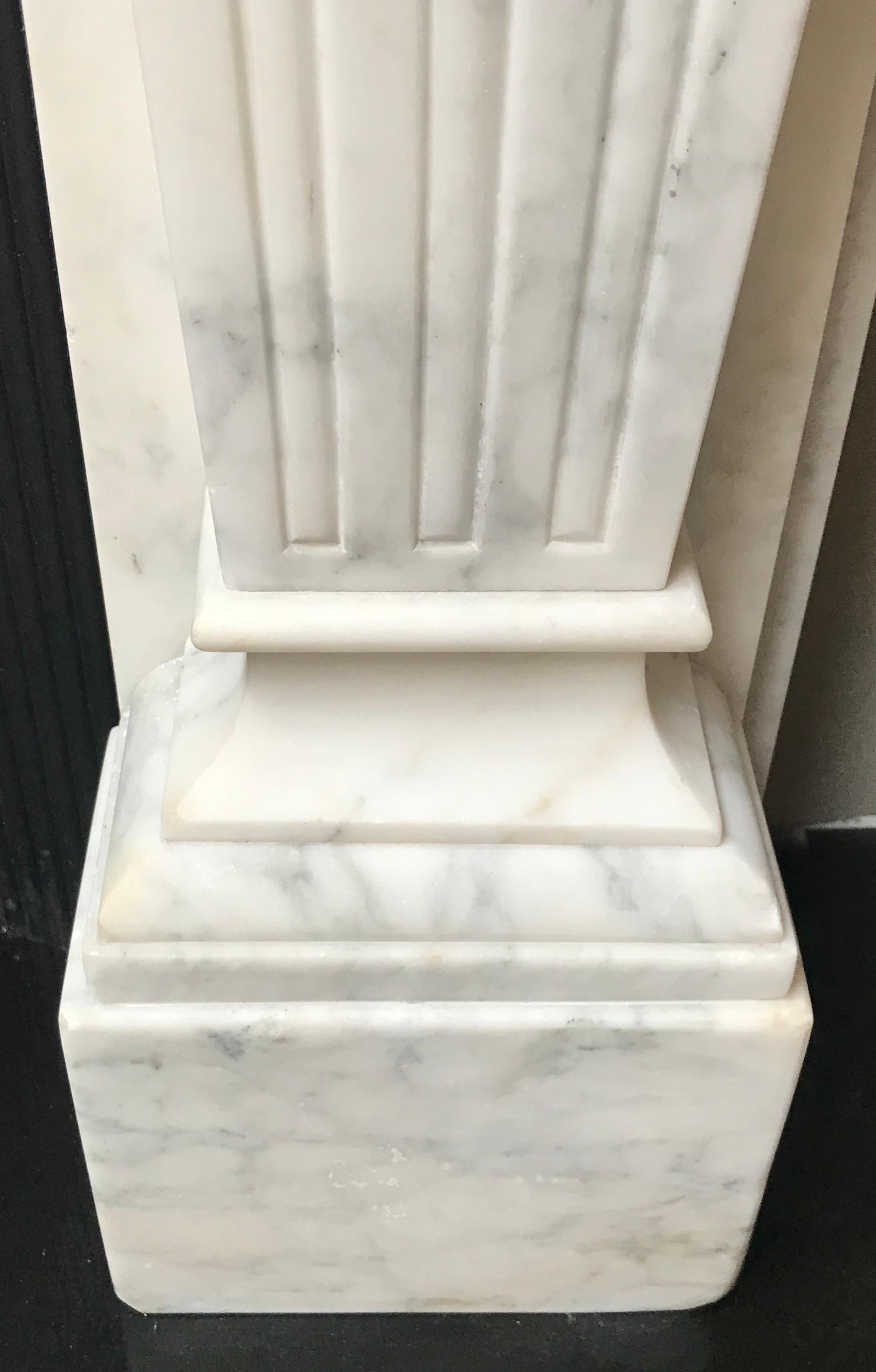 Cheminée victorienne du XIXe siècle en marbre statuaire en vente 3