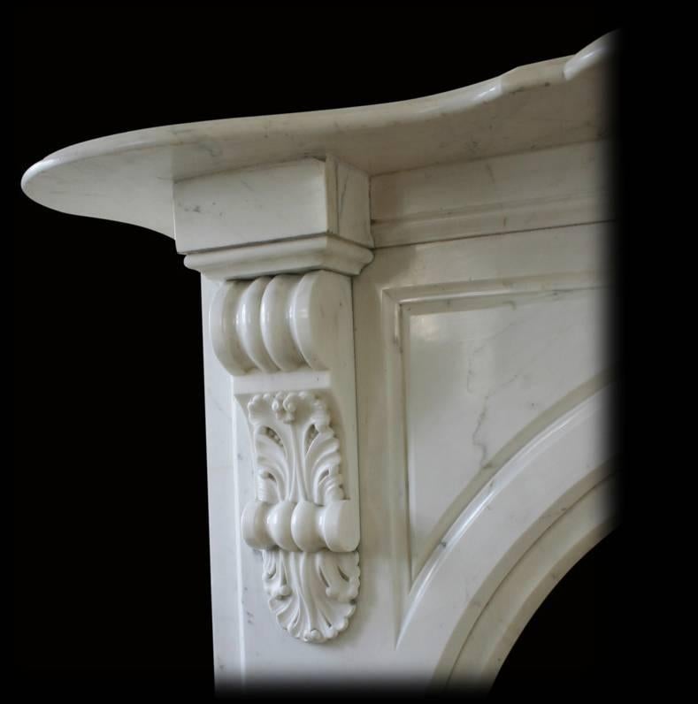 Victorien Contour de cheminée en marbre blanc statuaire de style victorien du XIXe siècle en vente