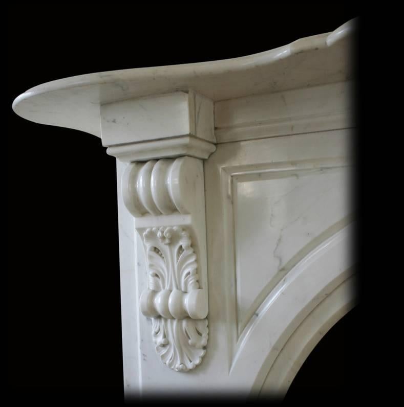 Vittoriano Contorno per camino in marmo bianco statuario del XIX secolo in vendita