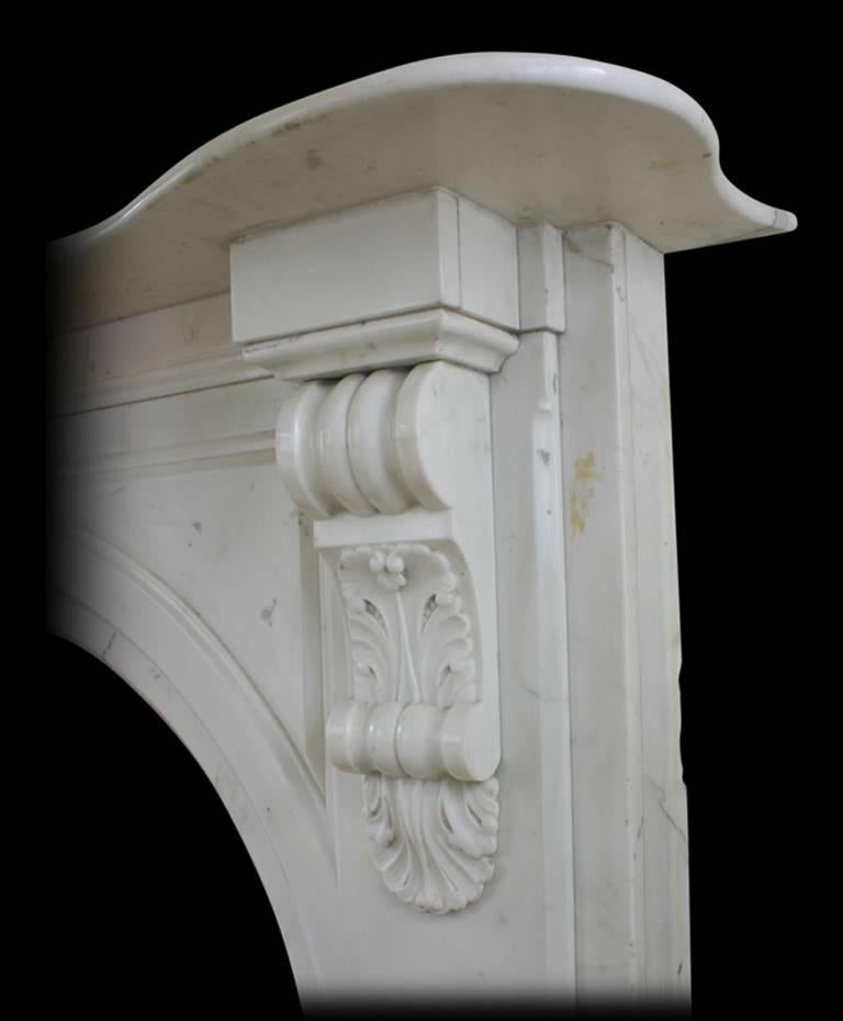 Anglais Contour de cheminée en marbre blanc statuaire de style victorien du XIXe siècle en vente