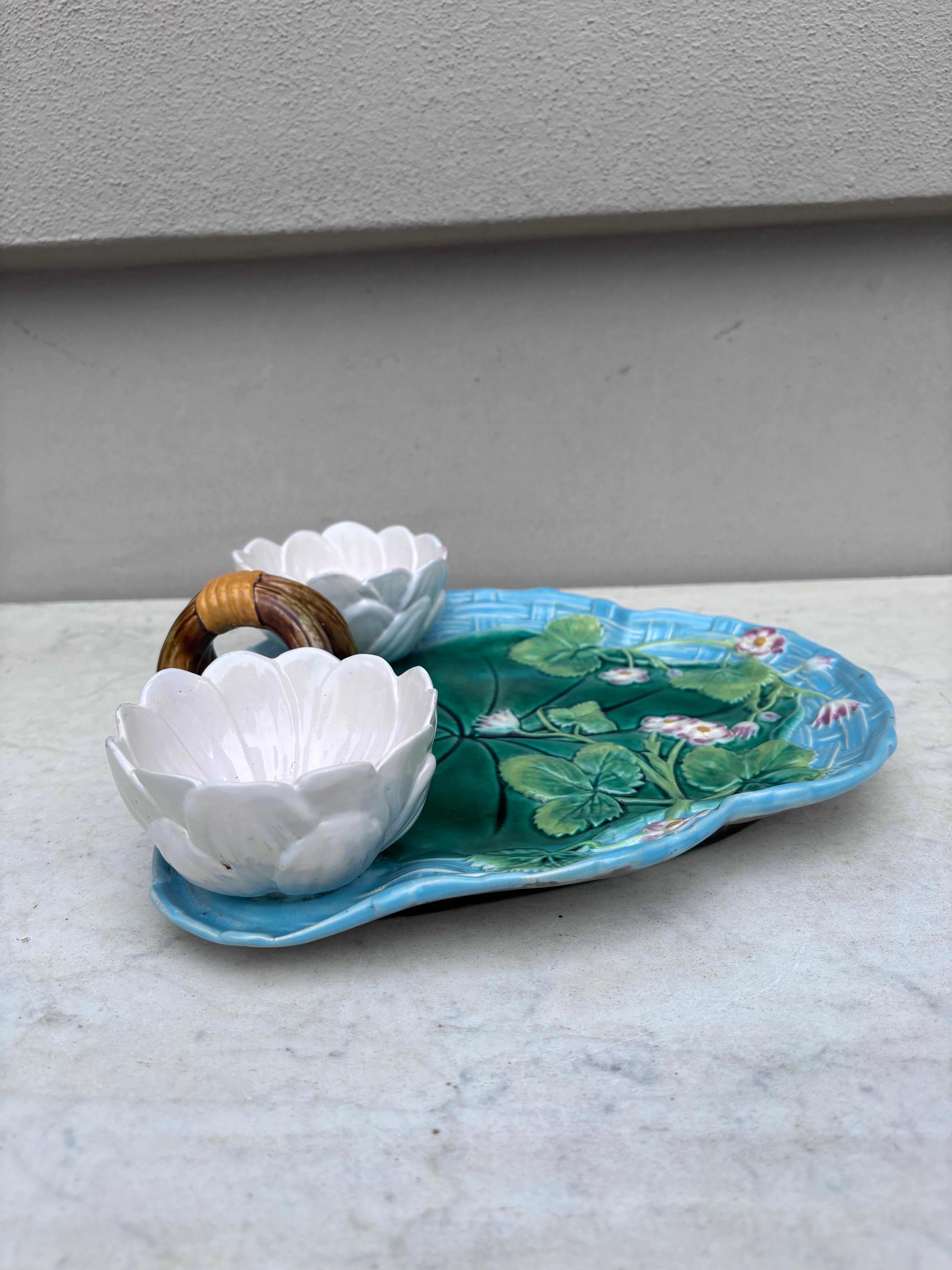 Serveur de fraises victorien du 19e siècle George Jones.
avec des nénuphars.