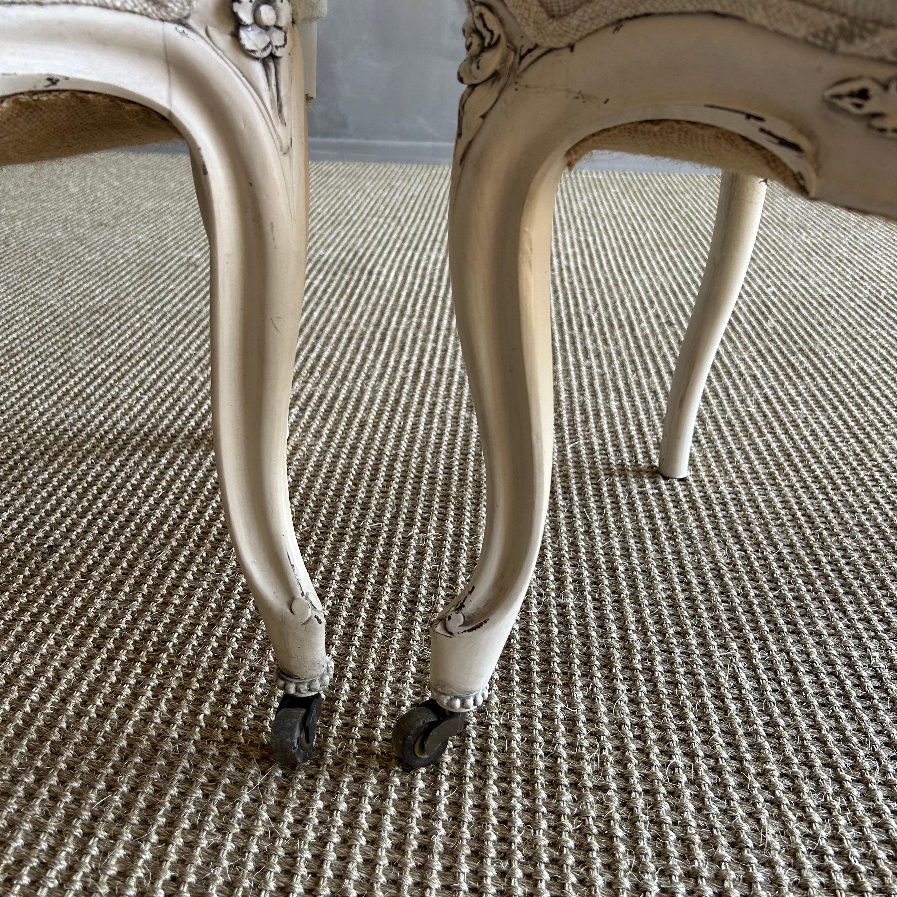 Chaises d'appoint de style victorien du 19ème siècle peintes en blanc huîtres en vente 4