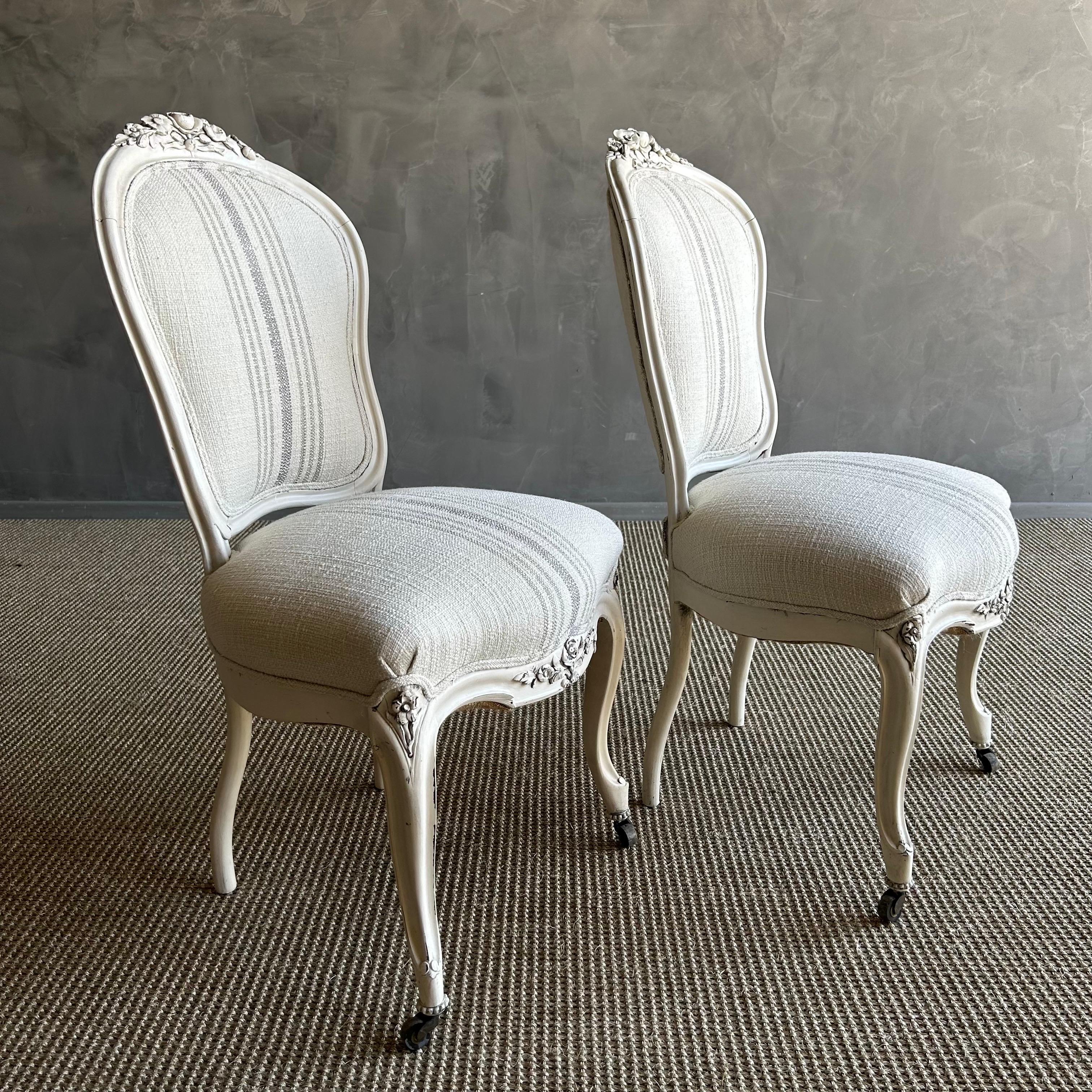 Chaises d'appoint de style victorien du 19ème siècle peintes en blanc huîtres en vente 5