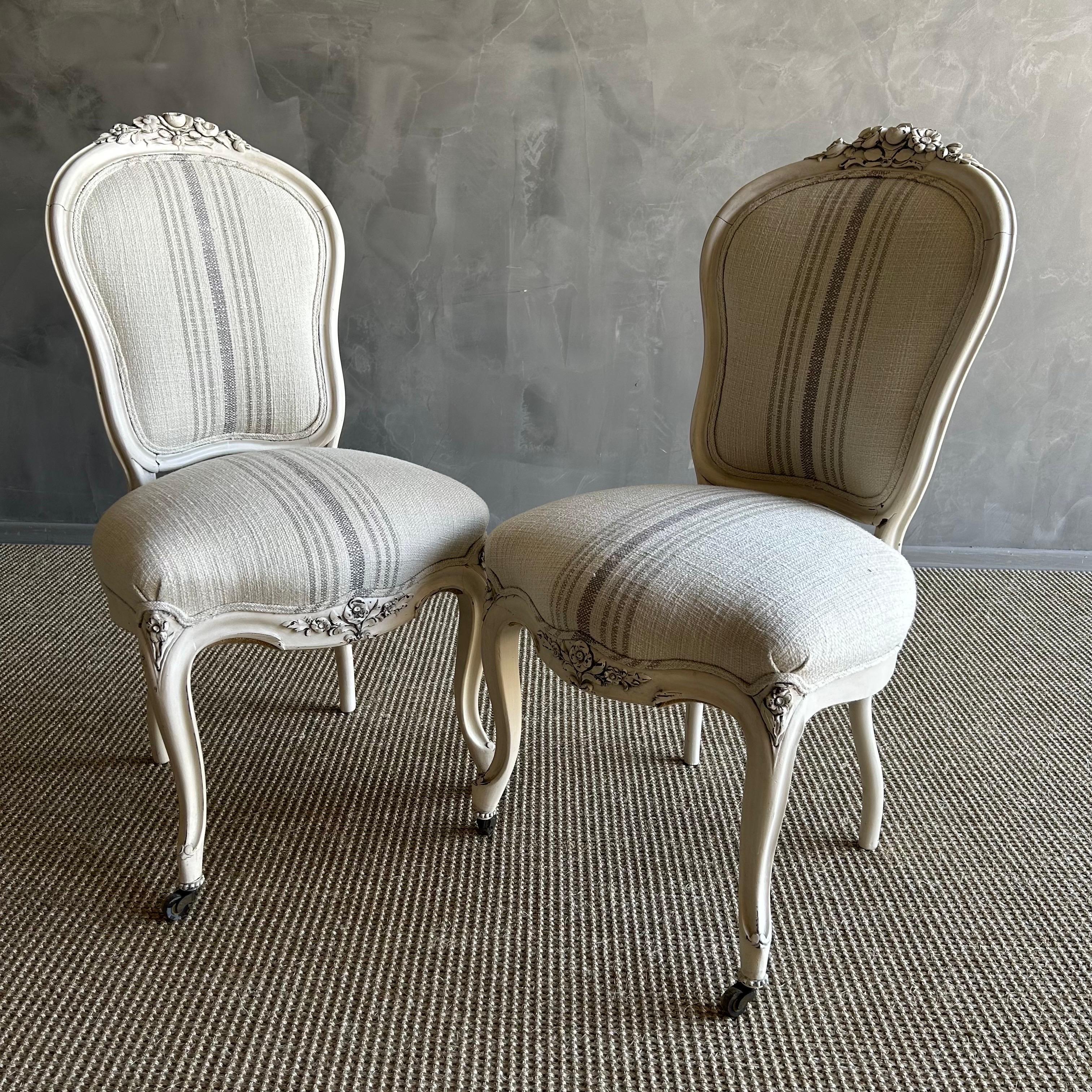 Chaises de style victorien du 19e siècle, fabriquées en bois fruitier massif et peintes dans une charmante finition blanc huître. Ces chaises ne sont pas seulement esthétiques, elles sont aussi robustes et fiables, parfaites pour un usage quotidien.