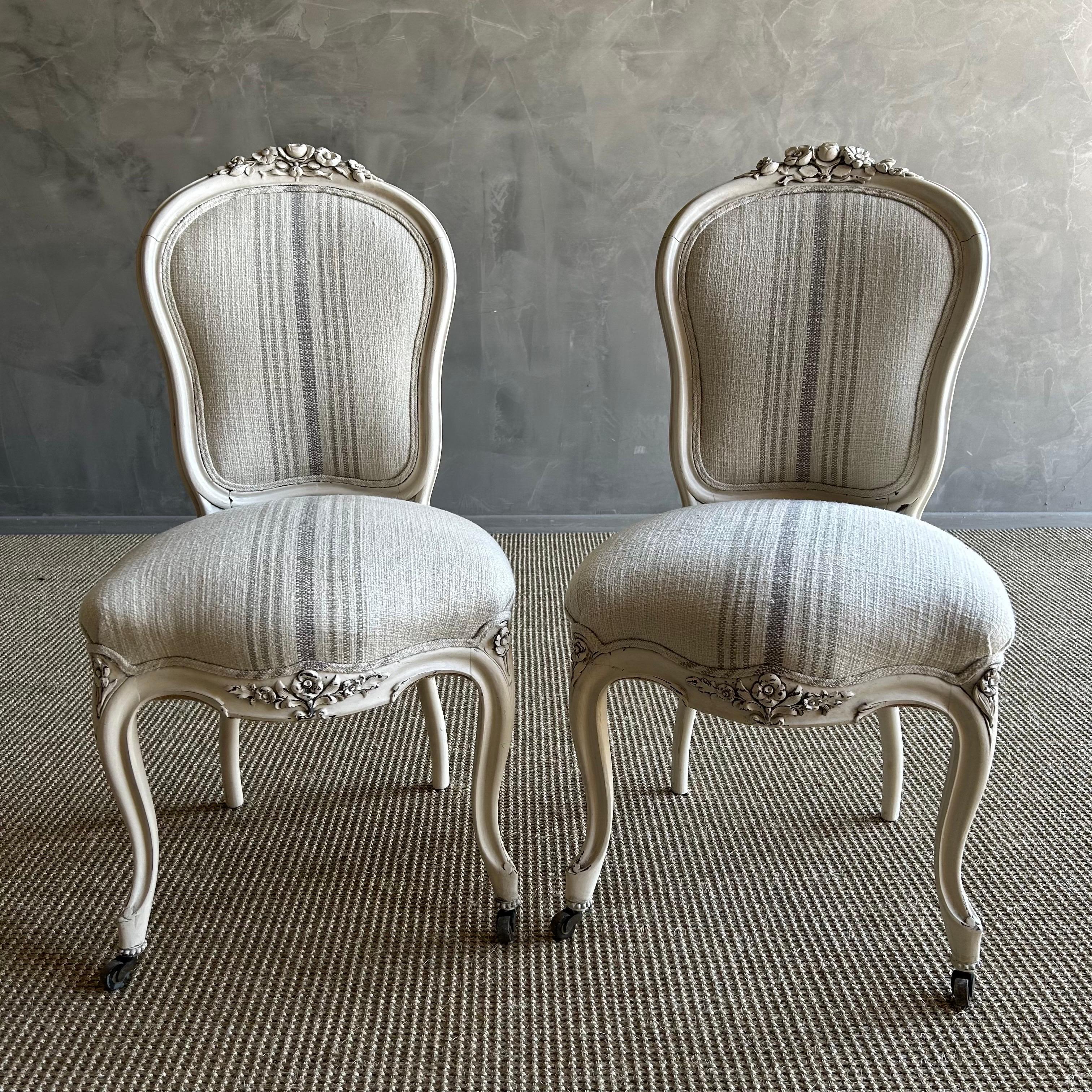 Européen Chaises d'appoint de style victorien du 19ème siècle peintes en blanc huîtres en vente