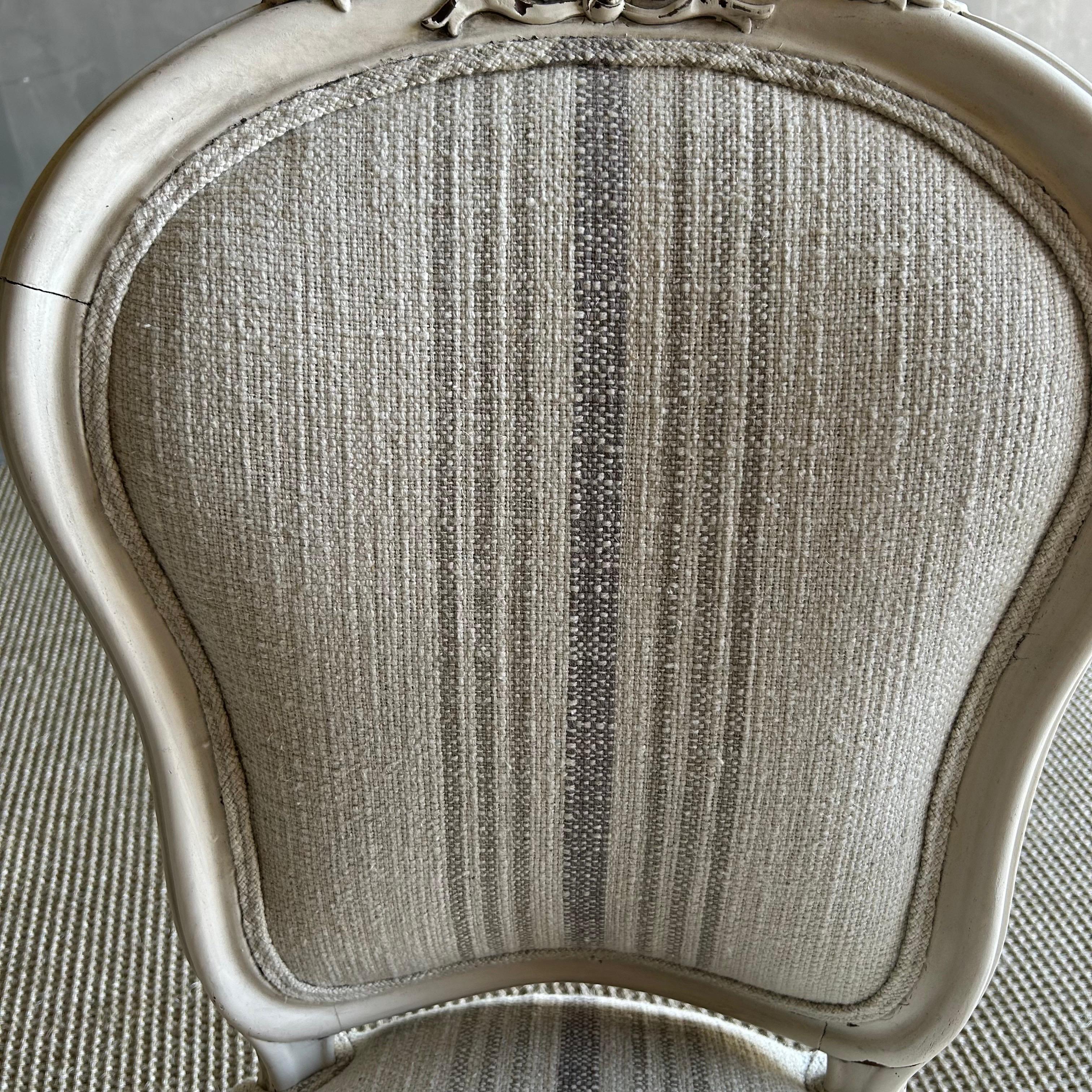 XIXe siècle Chaises d'appoint de style victorien du 19ème siècle peintes en blanc huîtres en vente