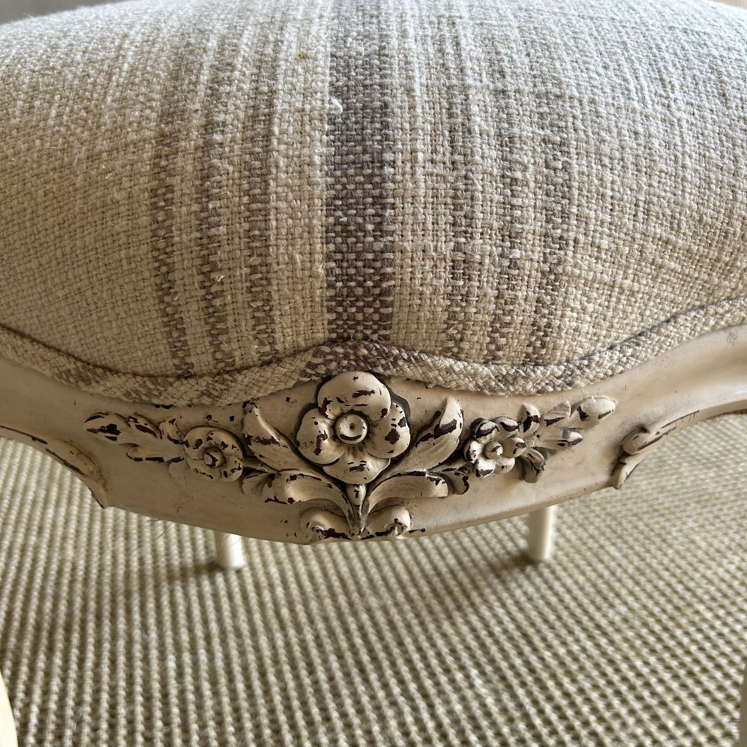 Chaises d'appoint de style victorien du 19ème siècle peintes en blanc huîtres en vente 1