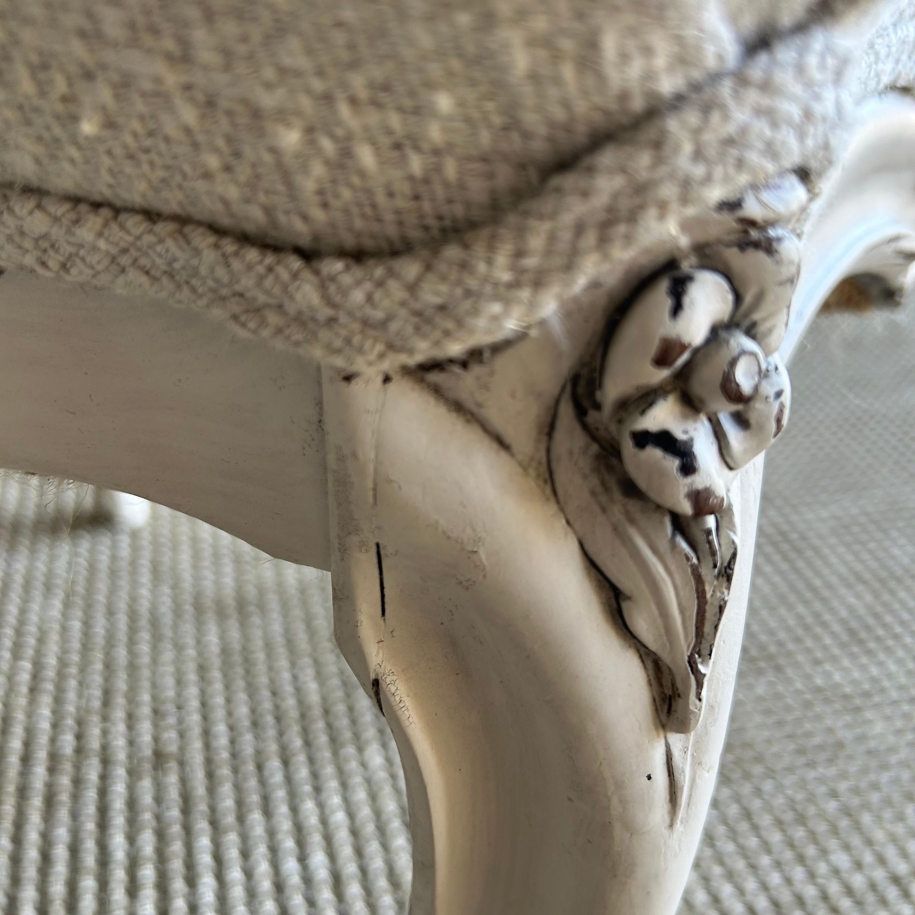 Chaises d'appoint de style victorien du 19ème siècle peintes en blanc huîtres en vente 2