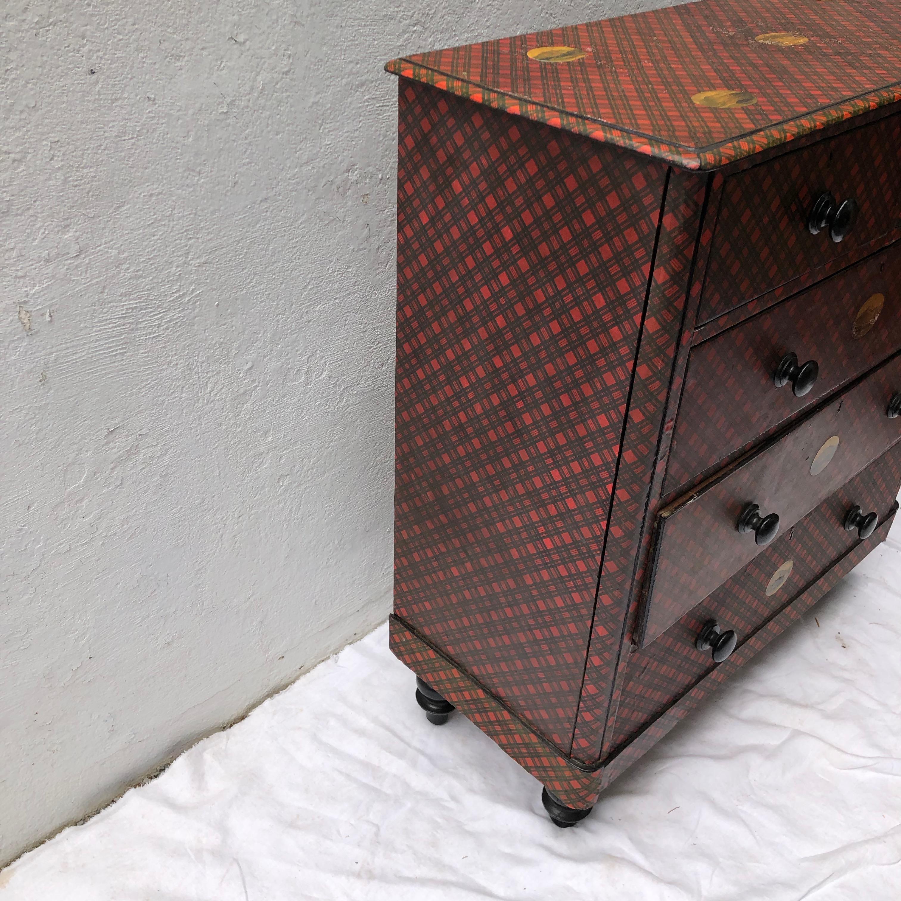 Commode victorienne du 19ème siècle en faïence de tartan peinte en noir et avec décorations Bon état à East Hampton, NY
