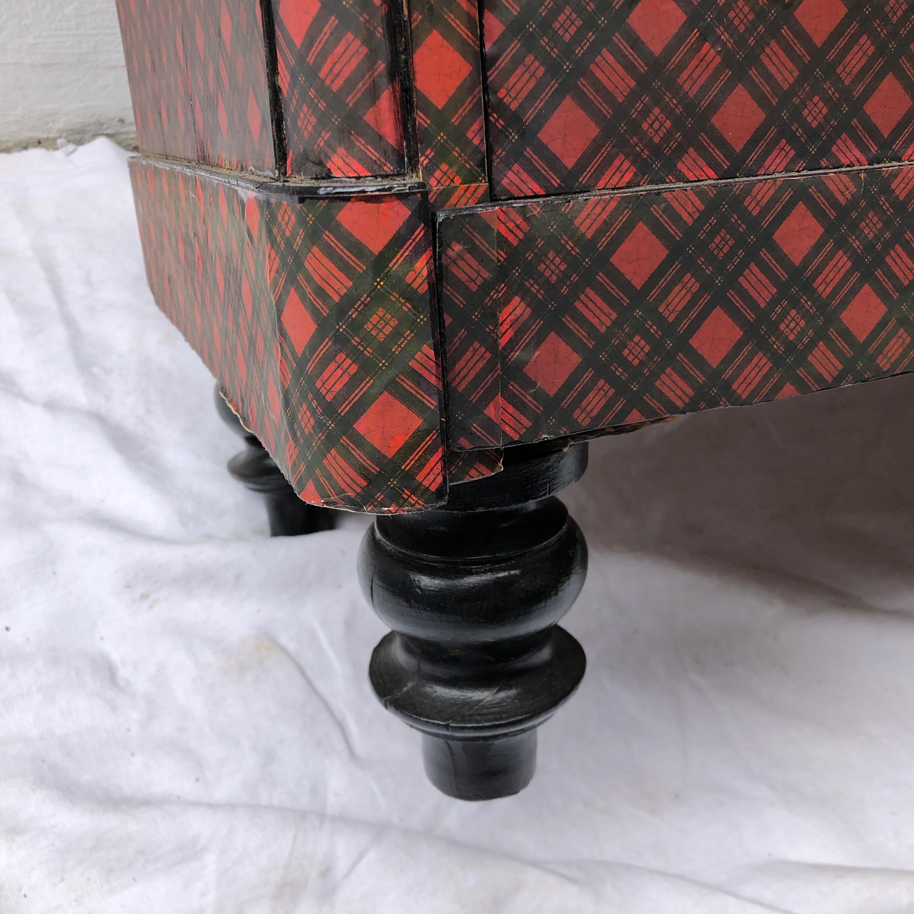 Commode victorienne du 19ème siècle en faïence de tartan peinte en noir et avec décorations 2