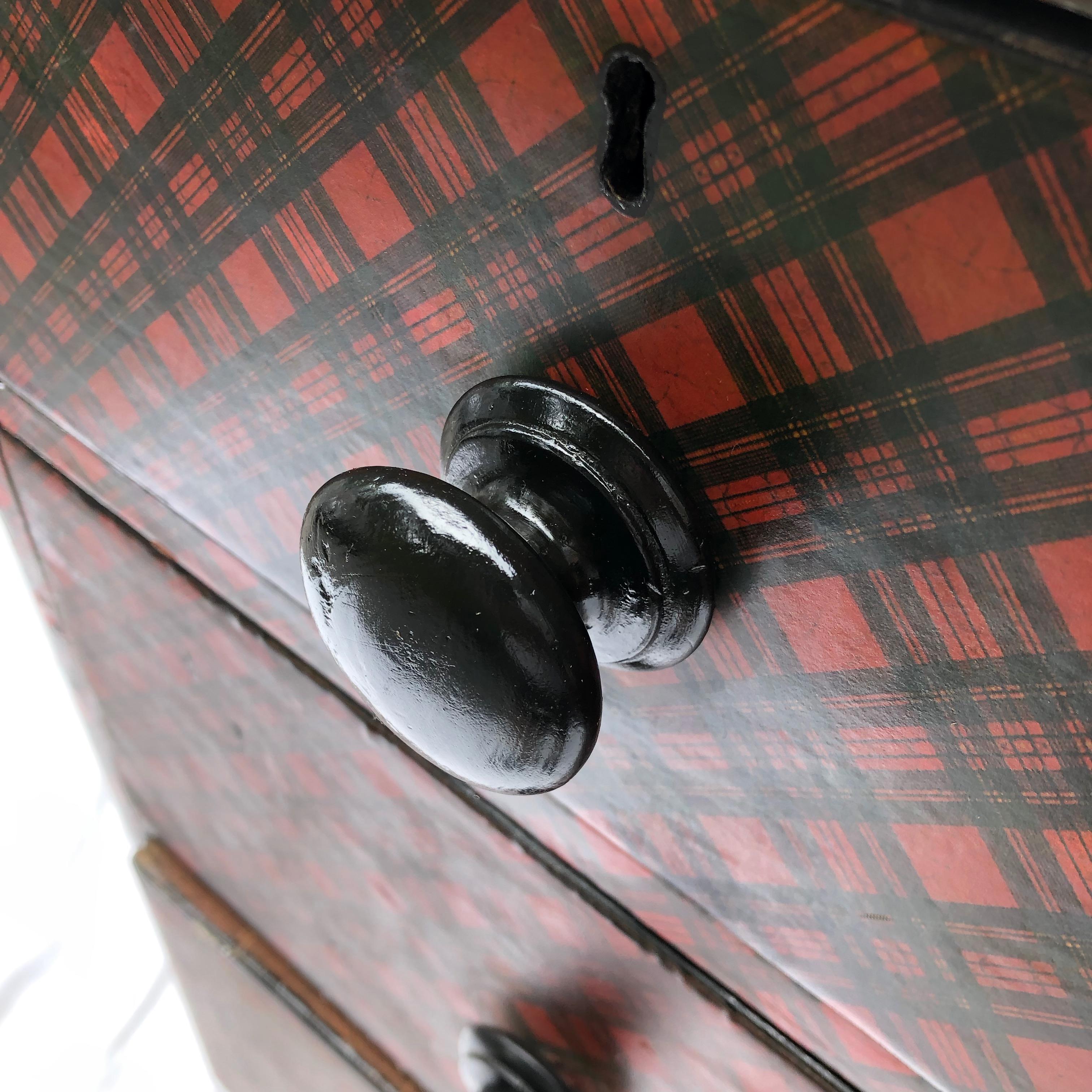 Commode victorienne du 19ème siècle en faïence de tartan peinte en noir et avec décorations 3