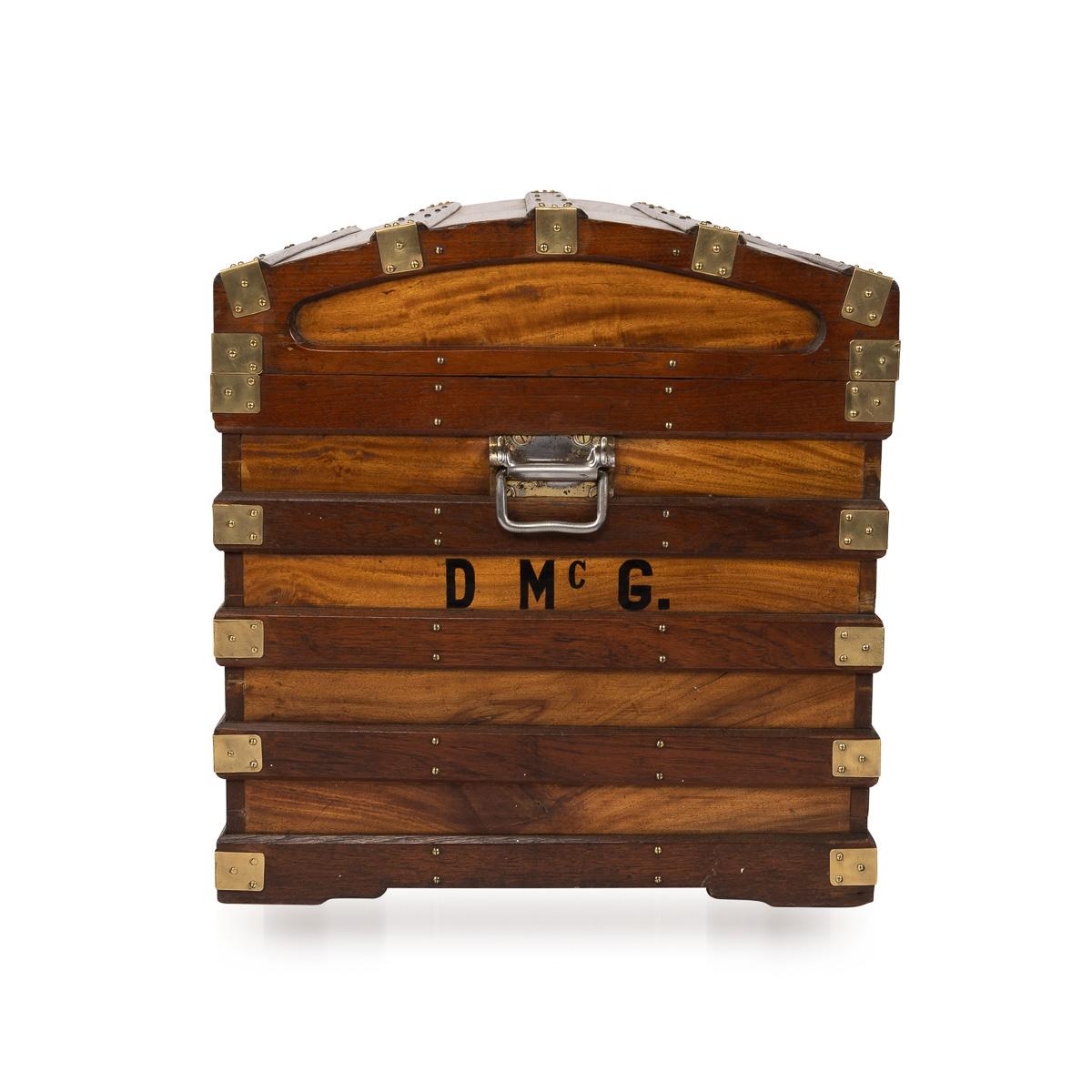 Antiker Schiffskoffer aus Teak und Mahagoni mit gewölbtem Deckel, beschriftet mit Initialen, mit Messingbeschlägen an den Ecken und Griffen, mit zwei funktionierenden Originalschlössern mit Schlüsseln.

