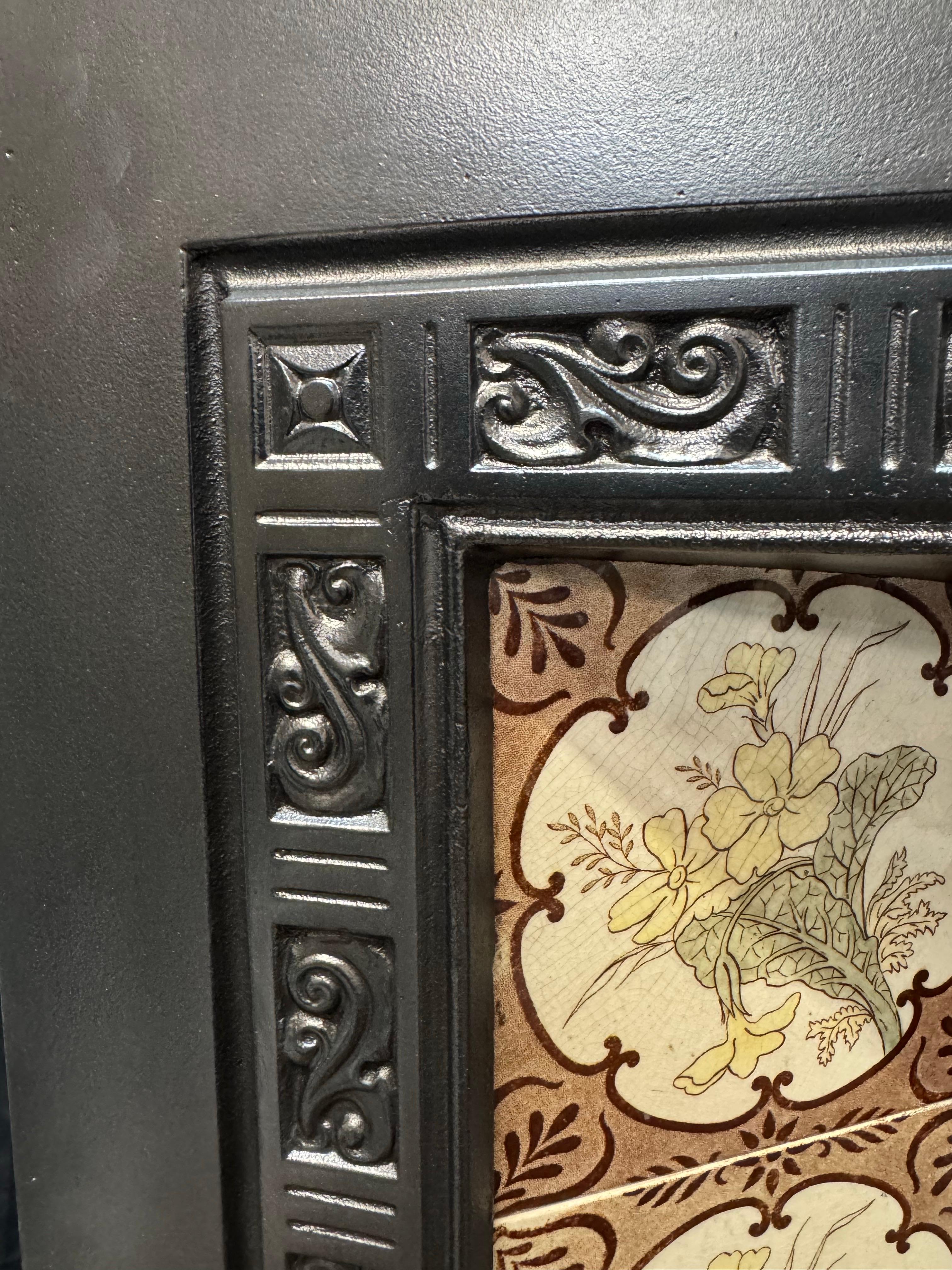 19th Century Victorian Tiled Cast Iron Fireplace Insert. For Sale 5
