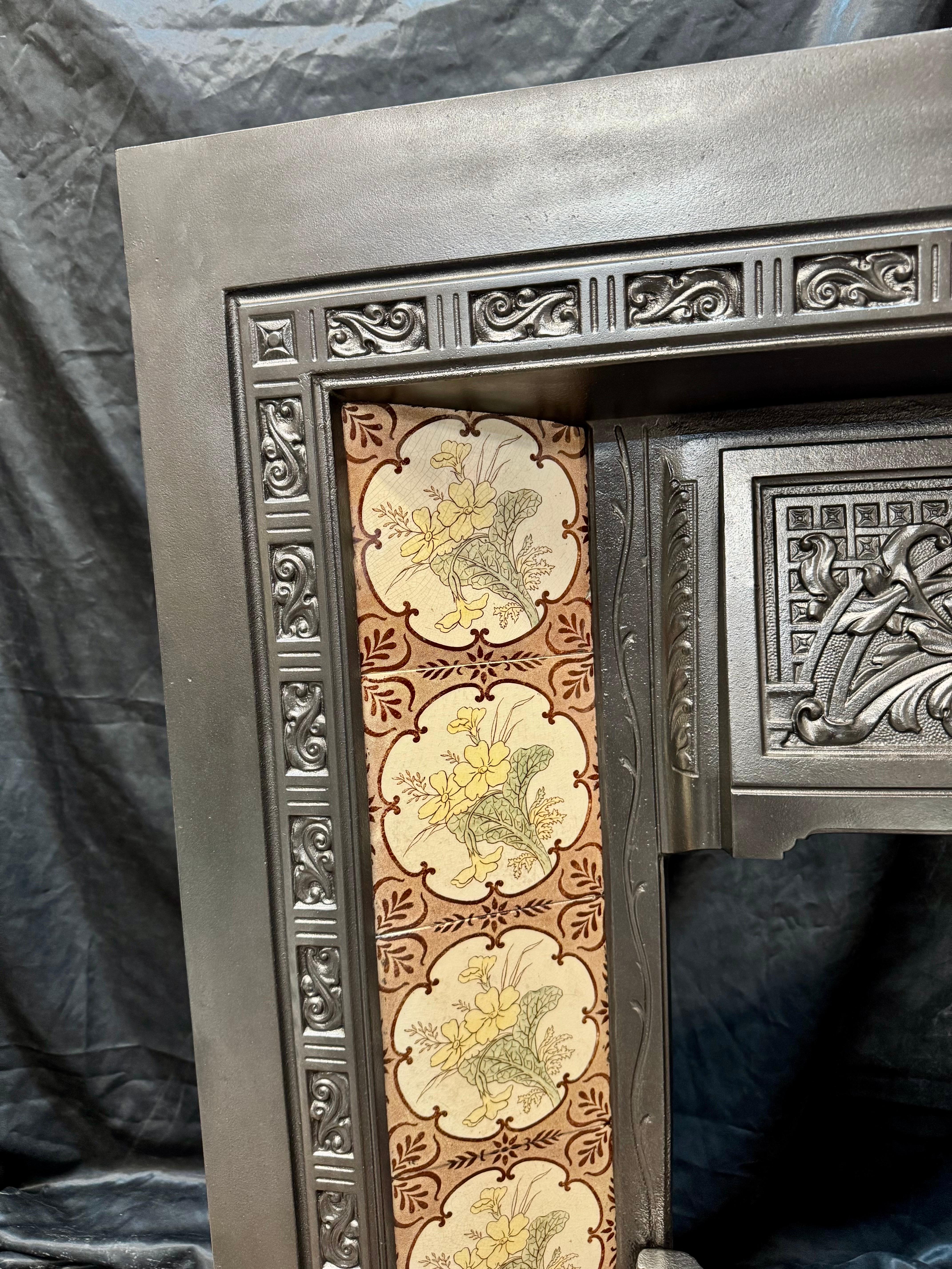 19th Century Victorian Tiled Cast Iron Fireplace Insert. In Good Condition For Sale In Edinburgh, GB