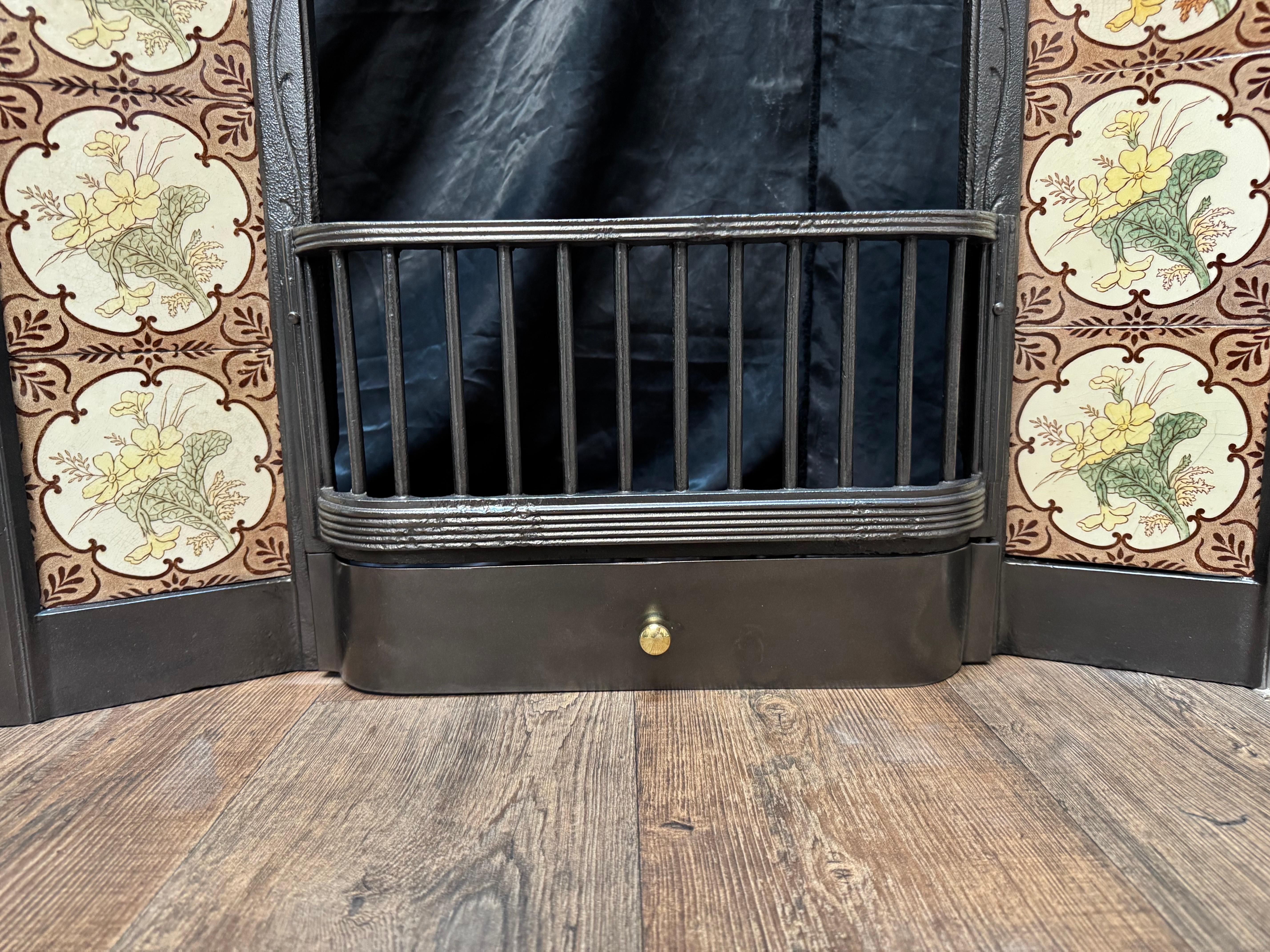 19th Century Victorian Tiled Cast Iron Fireplace Insert. For Sale 2