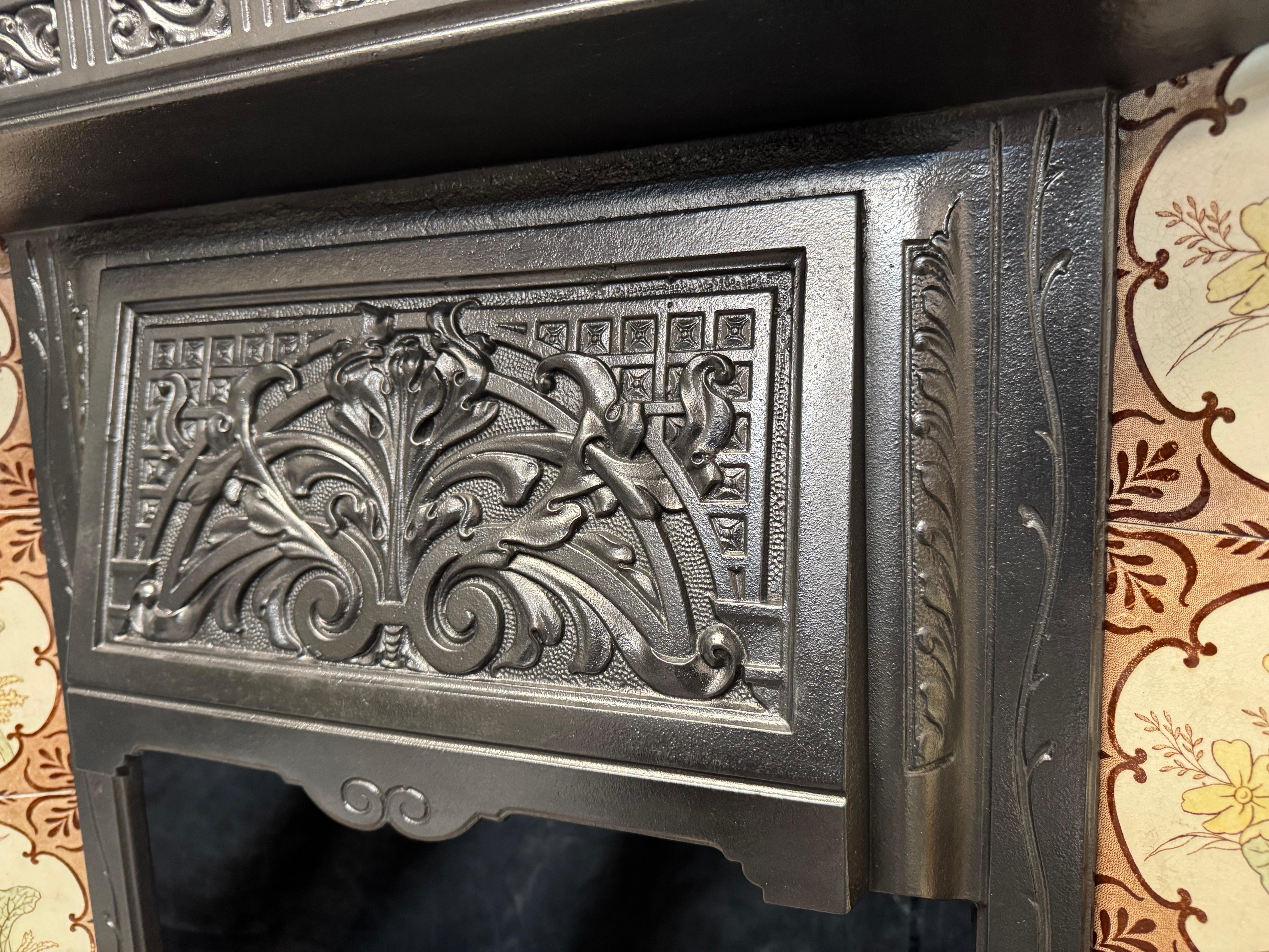 19th Century Victorian Tiled Cast Iron Fireplace Insert. For Sale 4