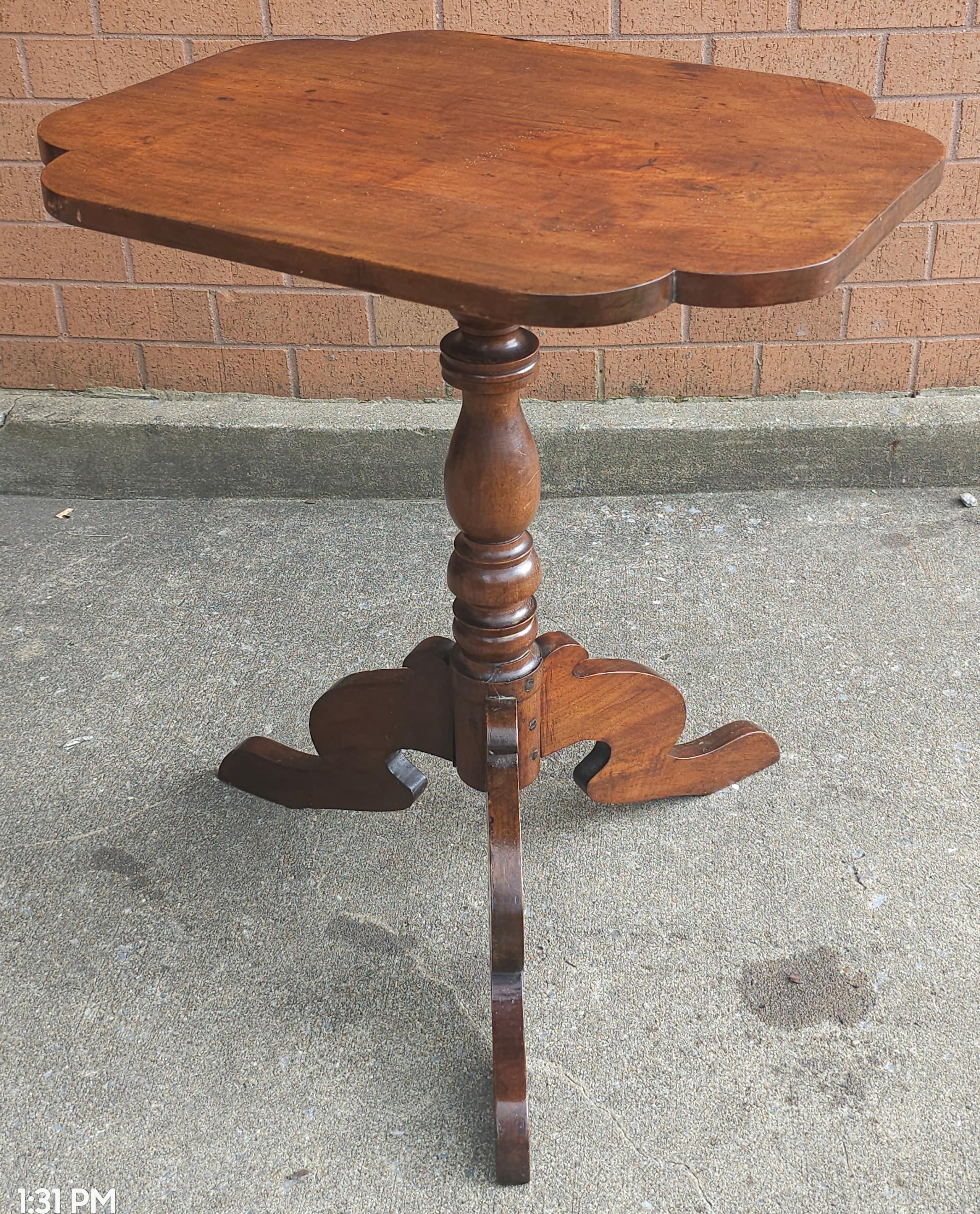 Table d'appoint victorienne en acajou à plateau basculant du 19e siècle
Mesure 24
