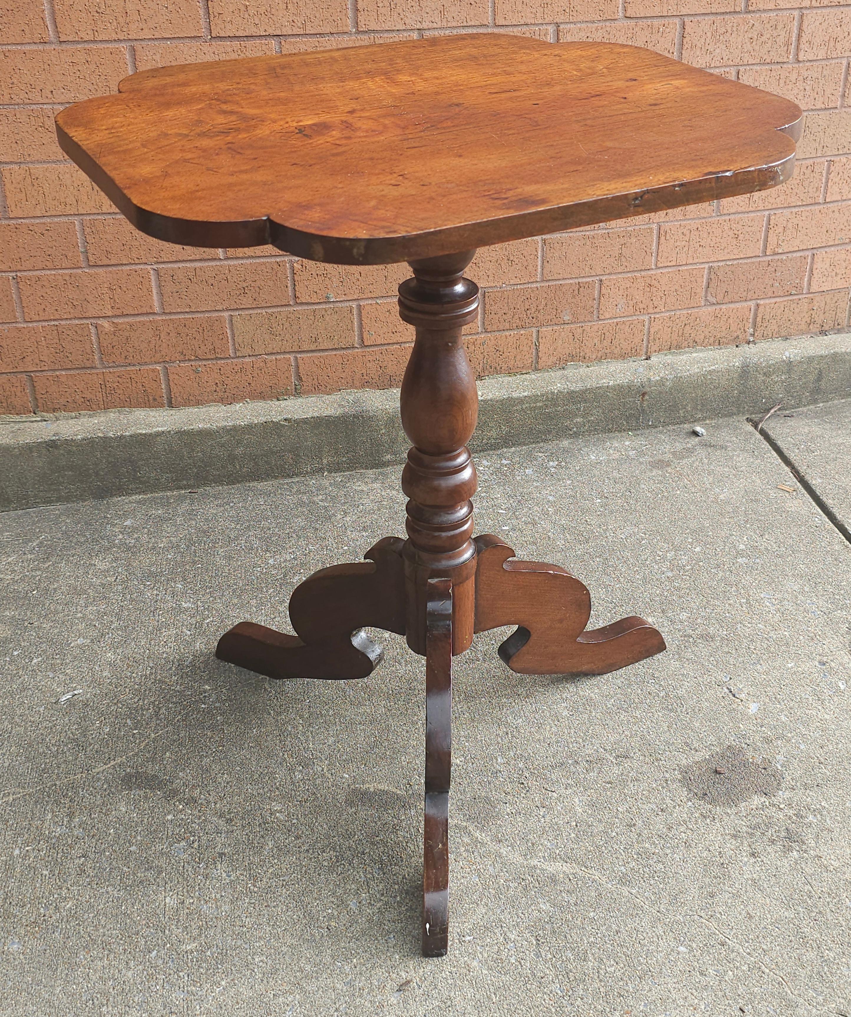 Victorien Table d'appoint victorienne en acajou à plateau basculant du 19e siècle en vente