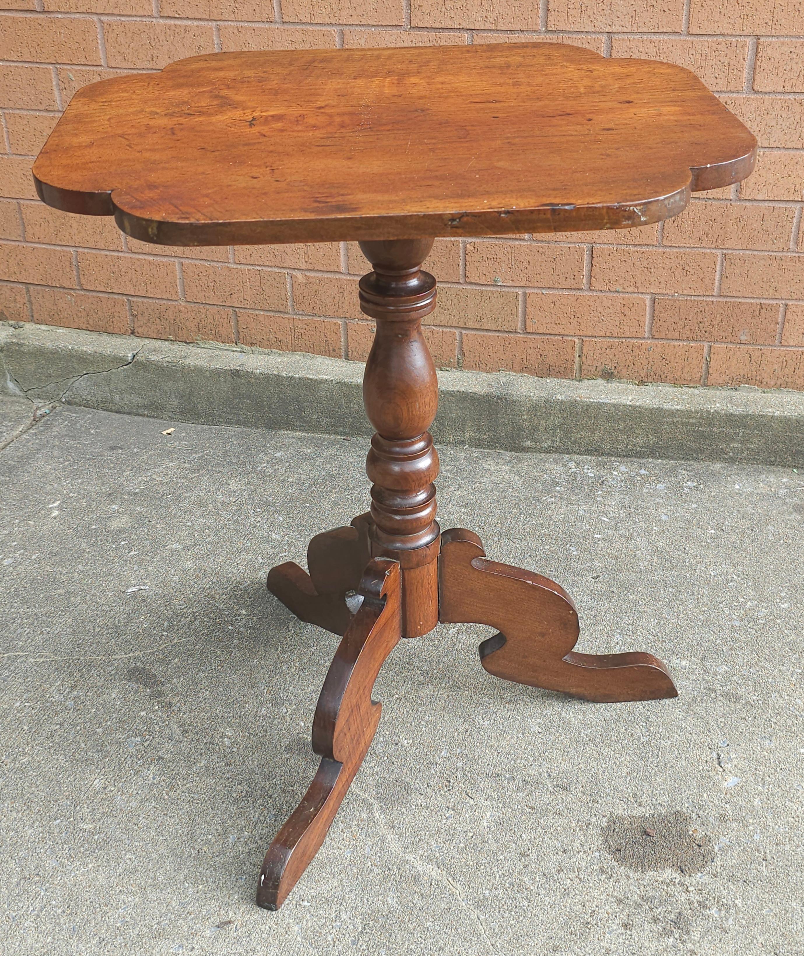 Américain Table d'appoint victorienne en acajou à plateau basculant du 19e siècle en vente