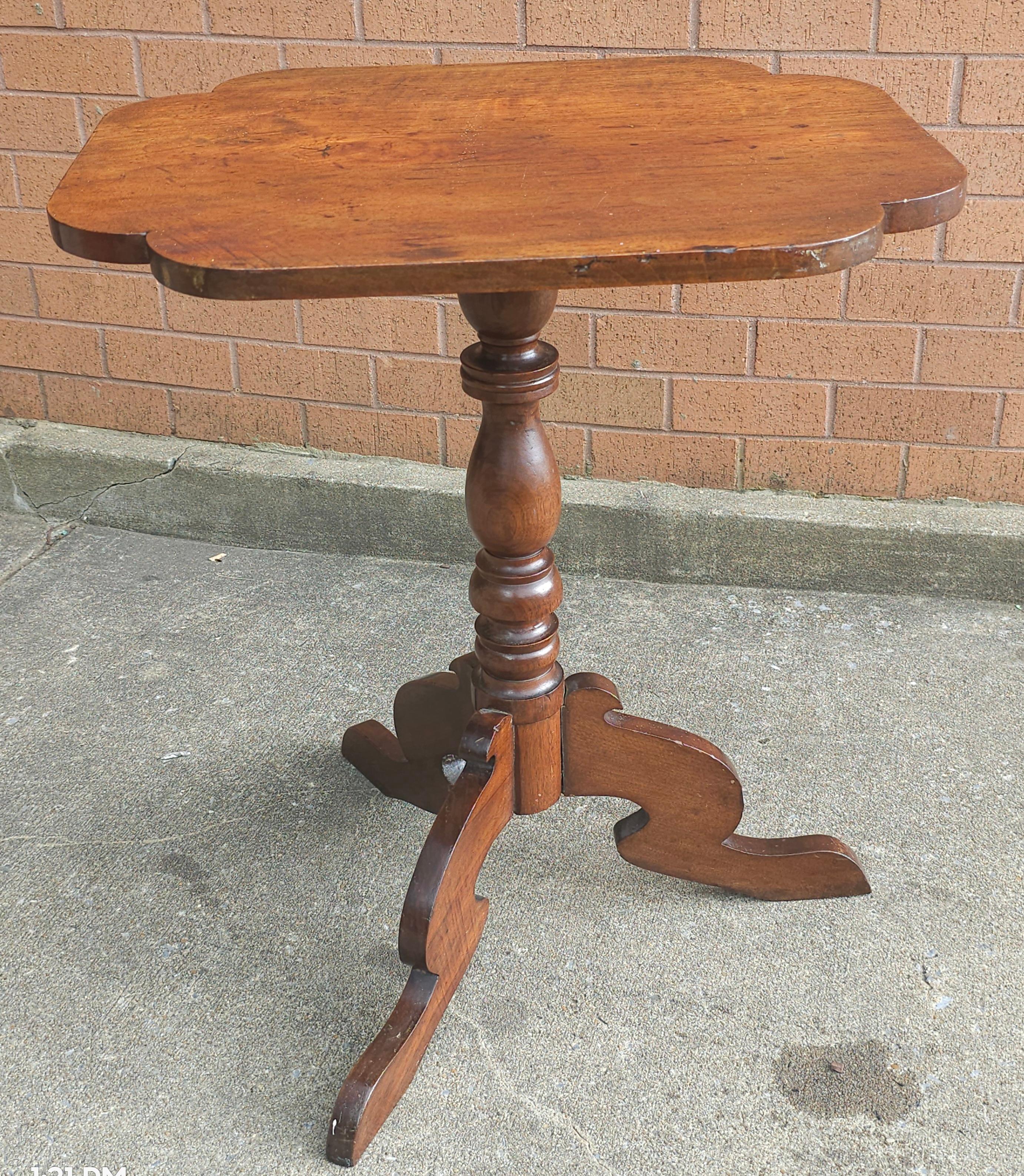 Verni Table d'appoint victorienne en acajou à plateau basculant du 19e siècle en vente
