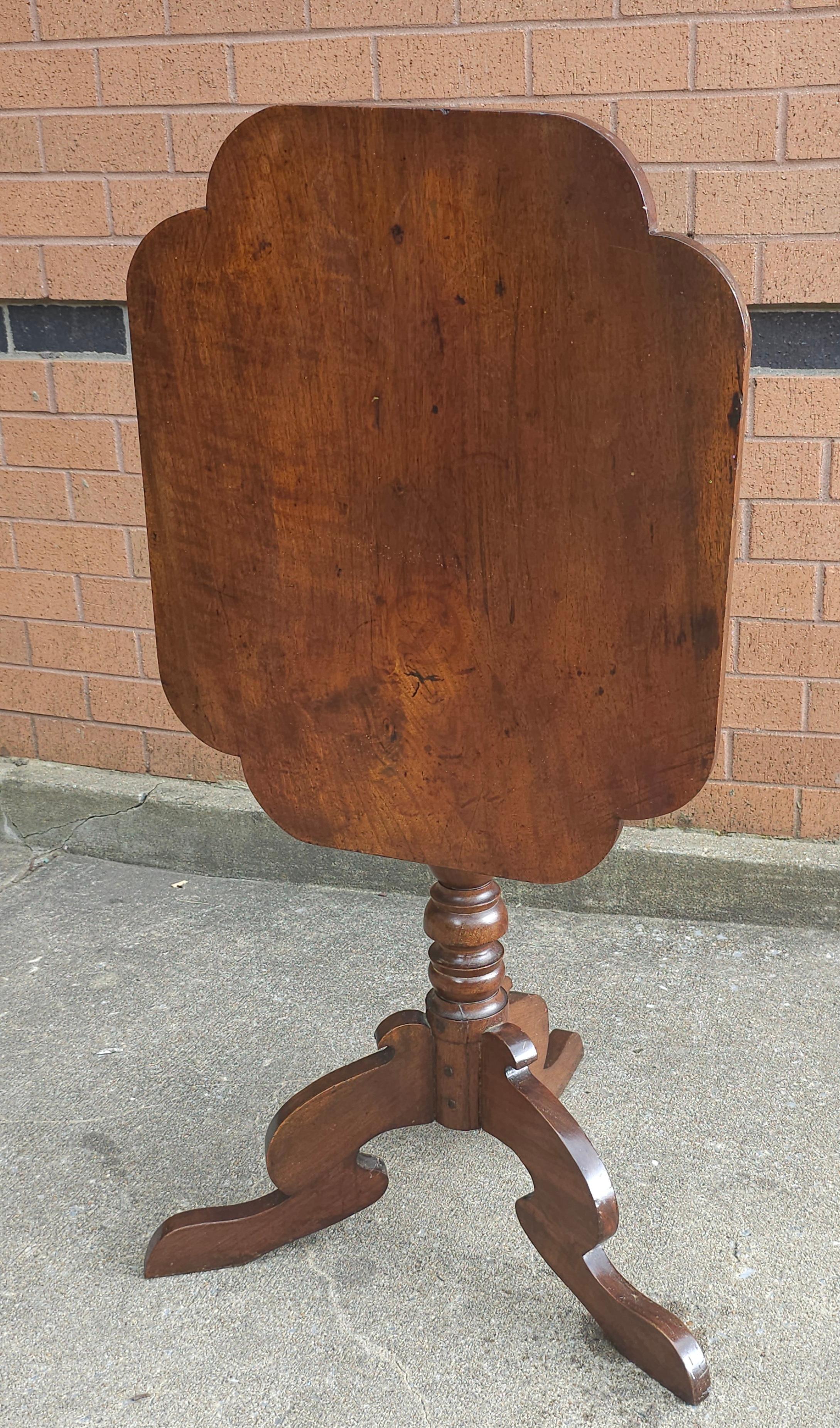 Table d'appoint victorienne en acajou à plateau basculant du 19e siècle Bon état - En vente à Germantown, MD