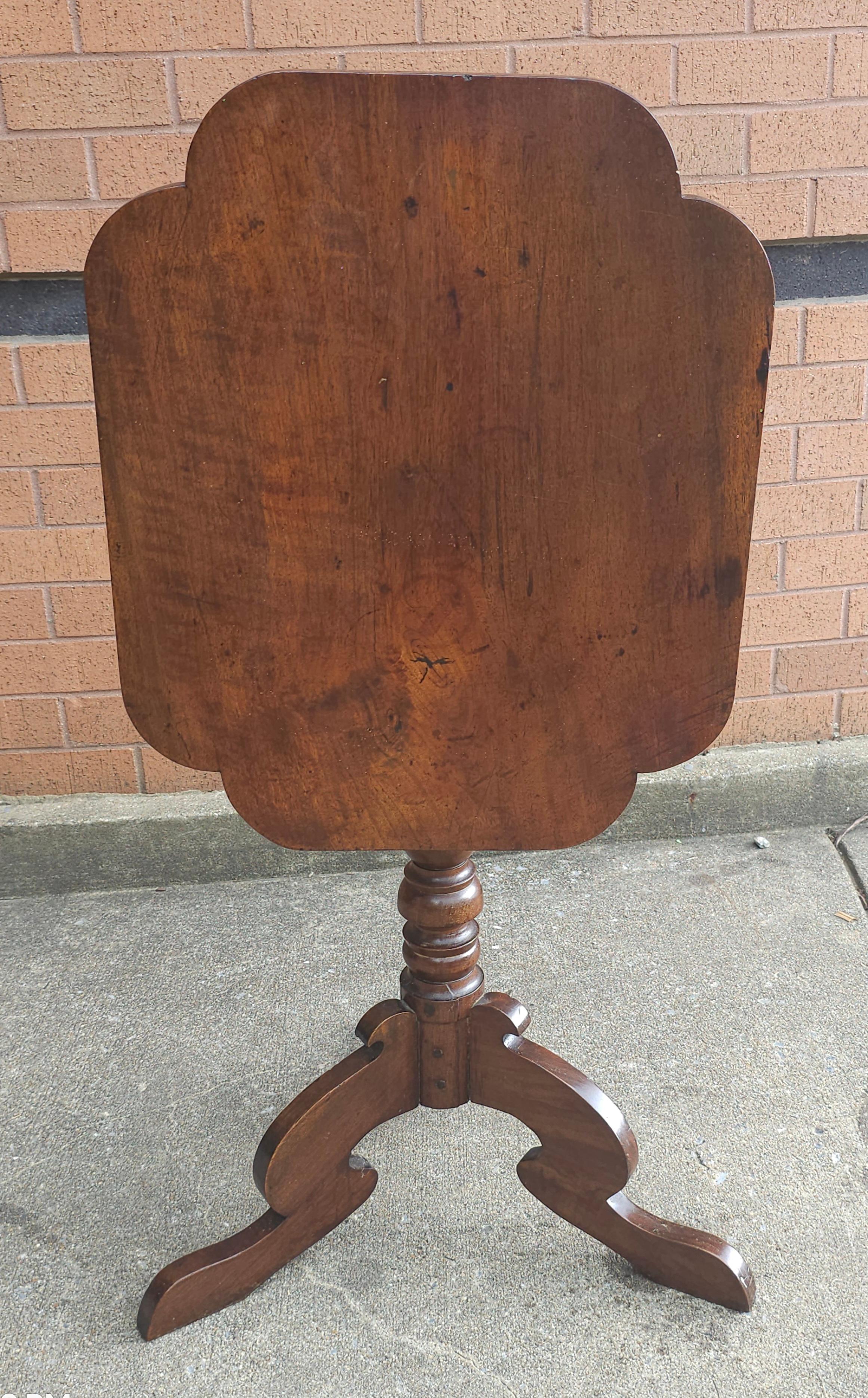 20ième siècle Table d'appoint victorienne en acajou à plateau basculant du 19e siècle en vente