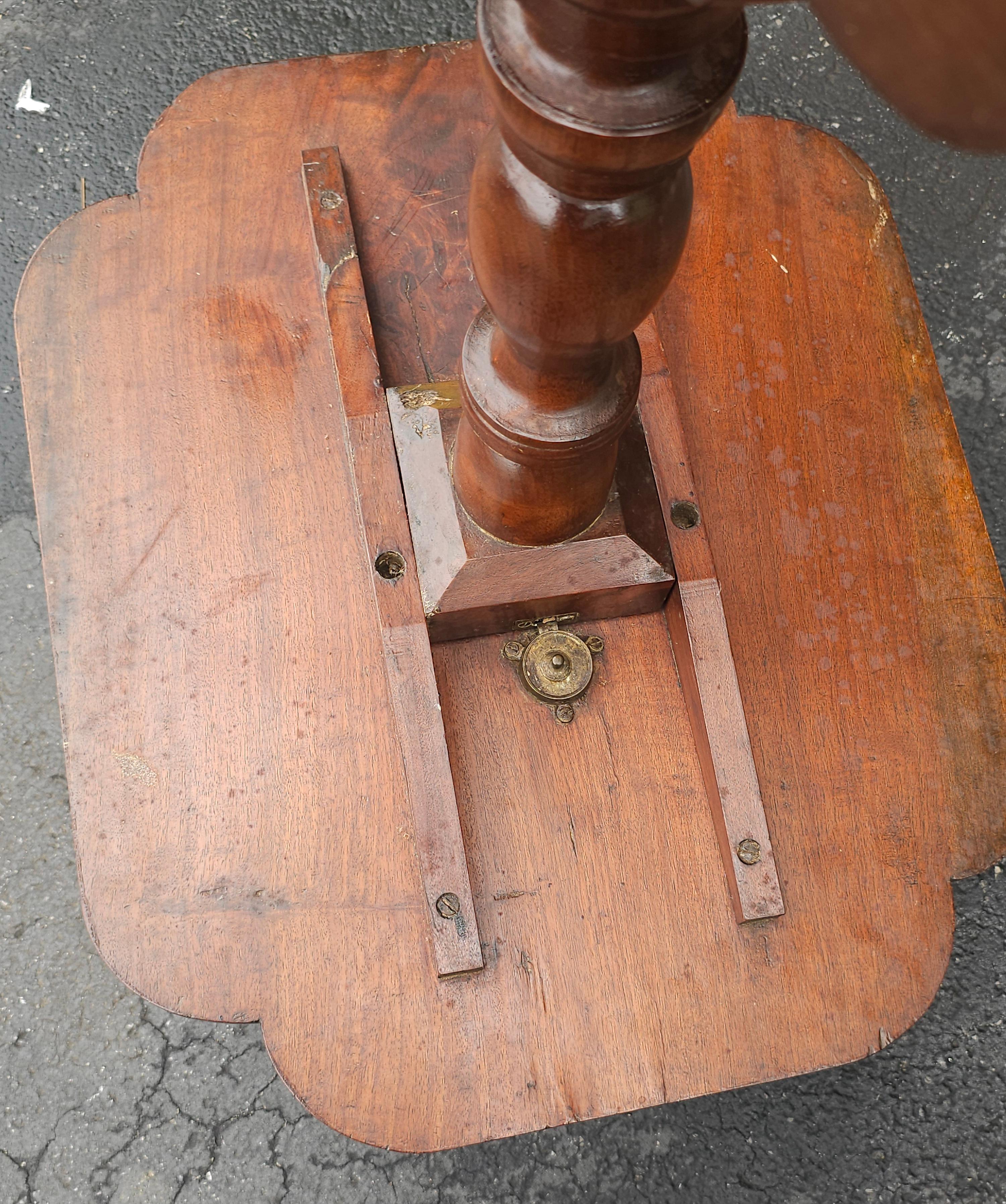 Acajou Table d'appoint victorienne en acajou à plateau basculant du 19e siècle en vente