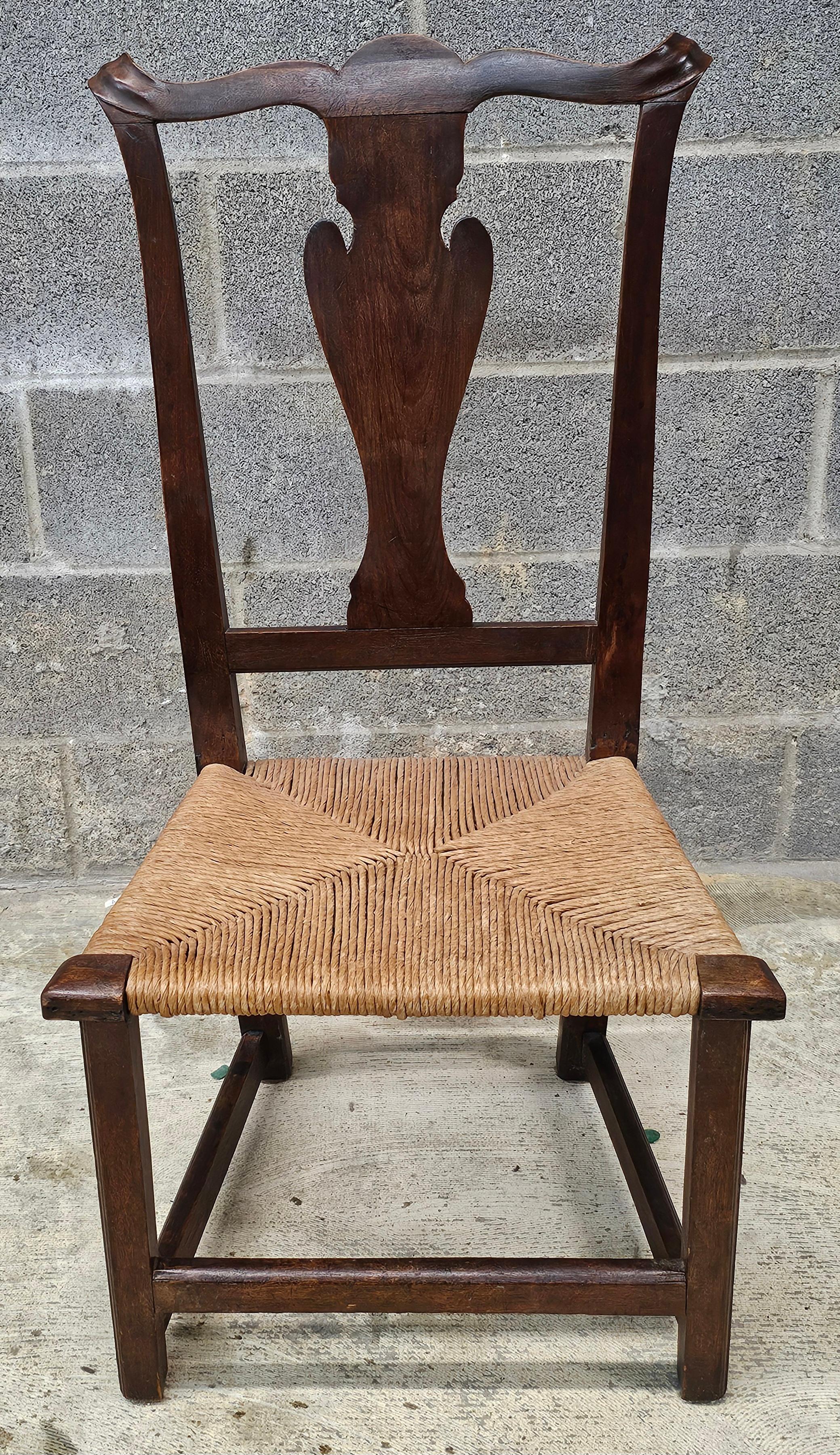 19ème siècle  Chaise d'appoint victorienne en noyer et à siège bas en jonc
Mesure 16,5