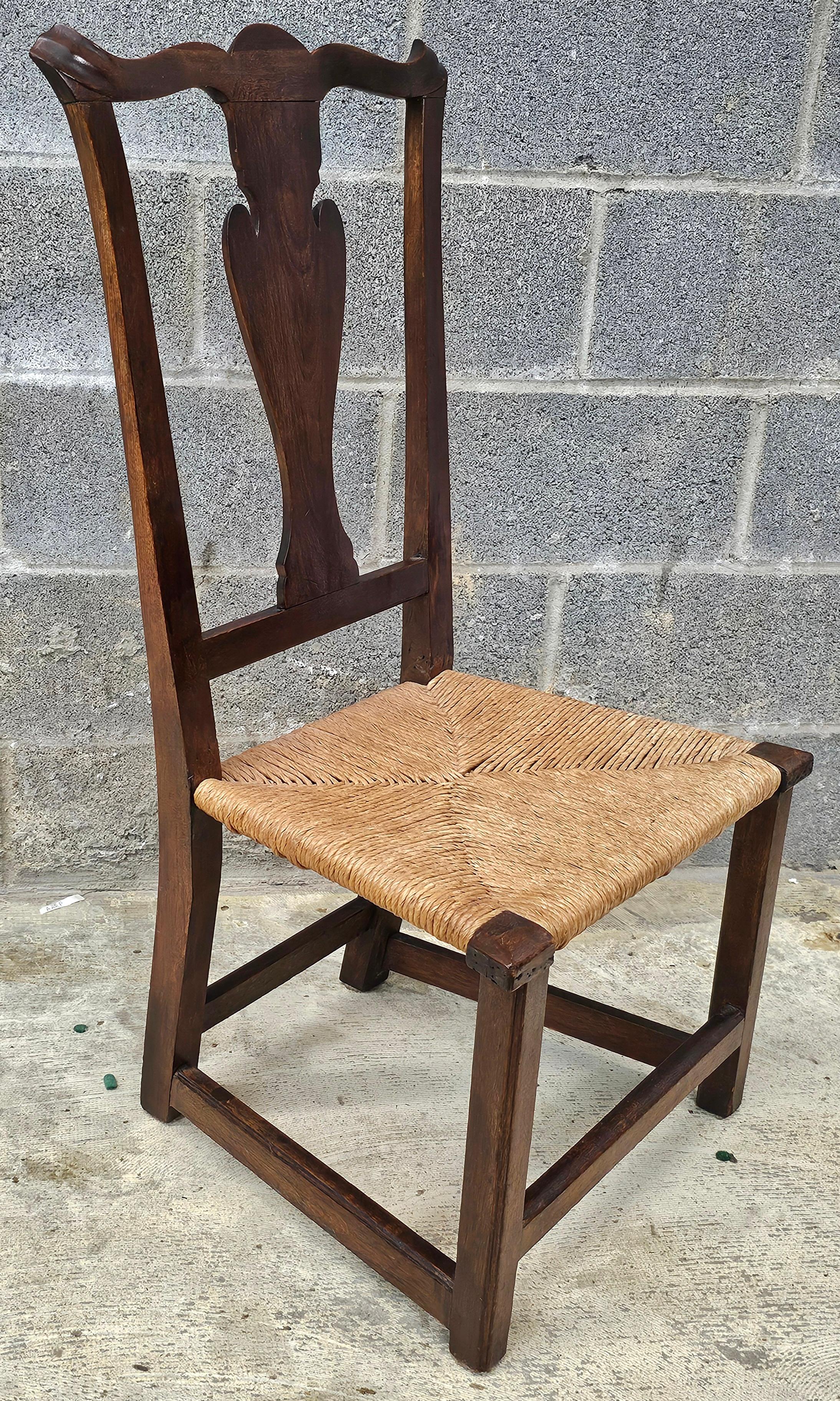 Victorien 19ème siècle  Chaise d'appoint victorienne en noyer et à siège bas en jonc en vente