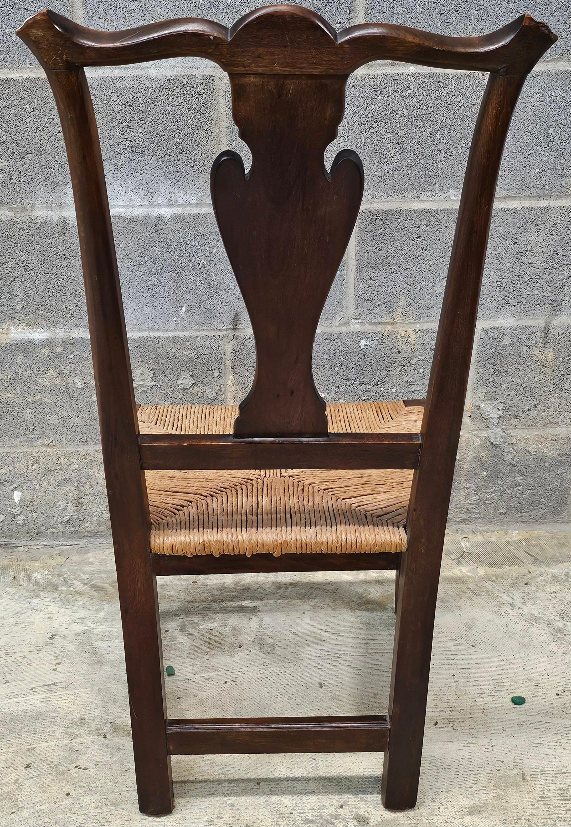 Tacheté 19ème siècle  Chaise d'appoint victorienne en noyer et à siège bas en jonc en vente