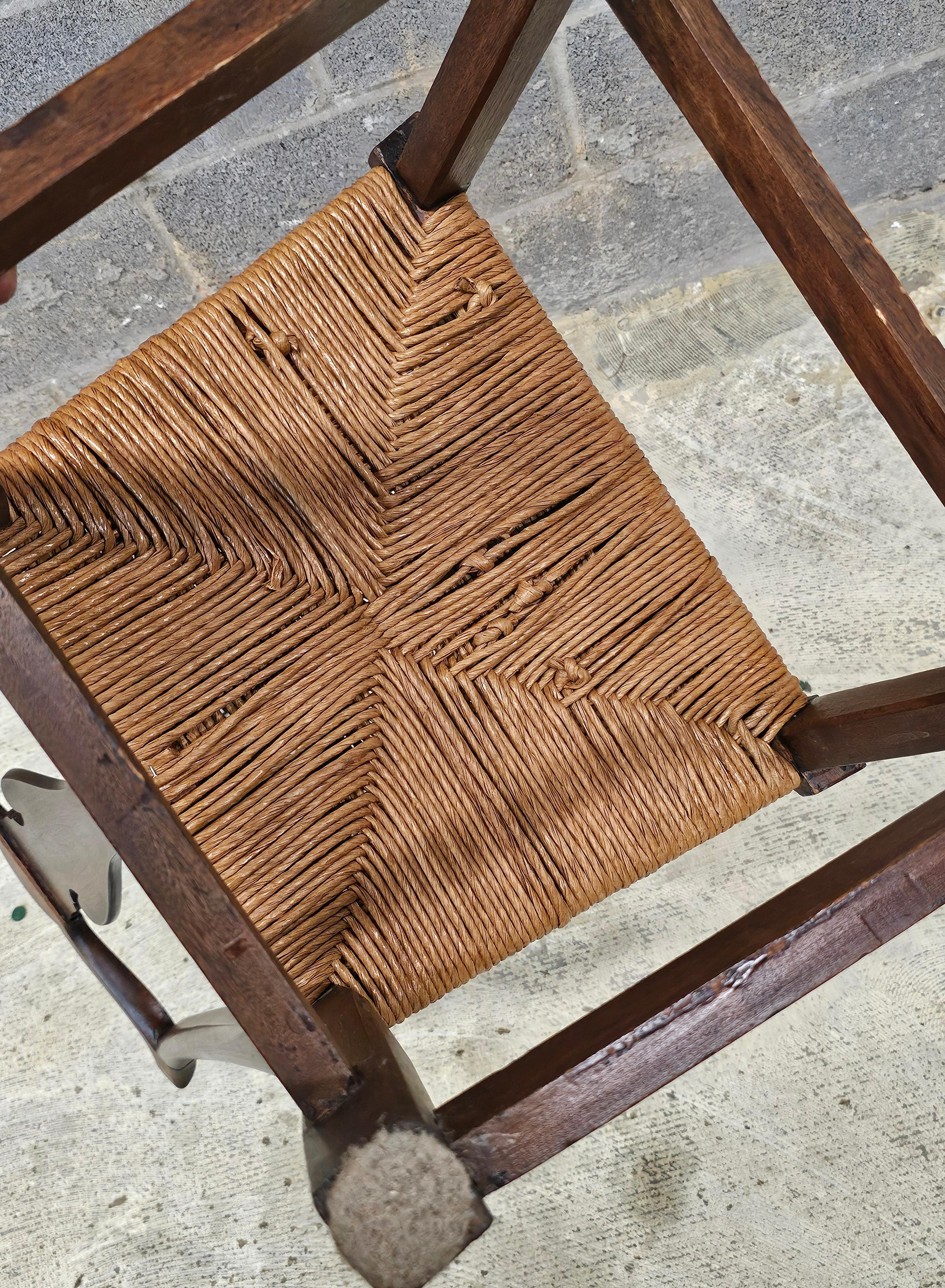 19ème siècle  Chaise d'appoint victorienne en noyer et à siège bas en jonc Bon état - En vente à Germantown, MD