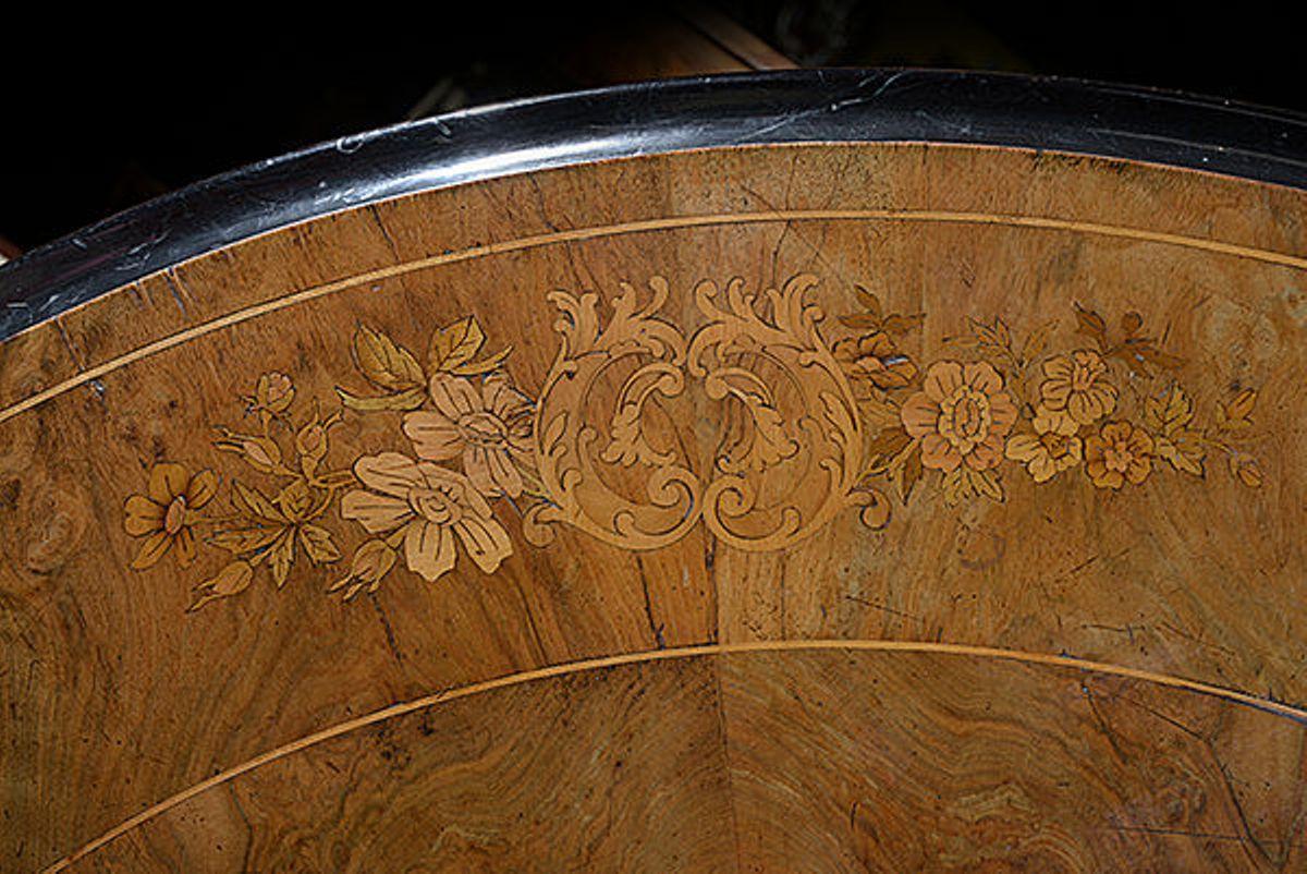 19th Century Victorian Walnut and Satinwood Marquetry Circular Tilt-Top Table (Spätes 19. Jahrhundert) im Angebot