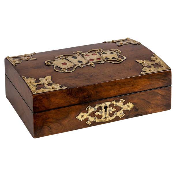 Cartes à jouer et 5 dés dans un coffret en bois Cartes à jouer et 5 dés dans un coffret en bois