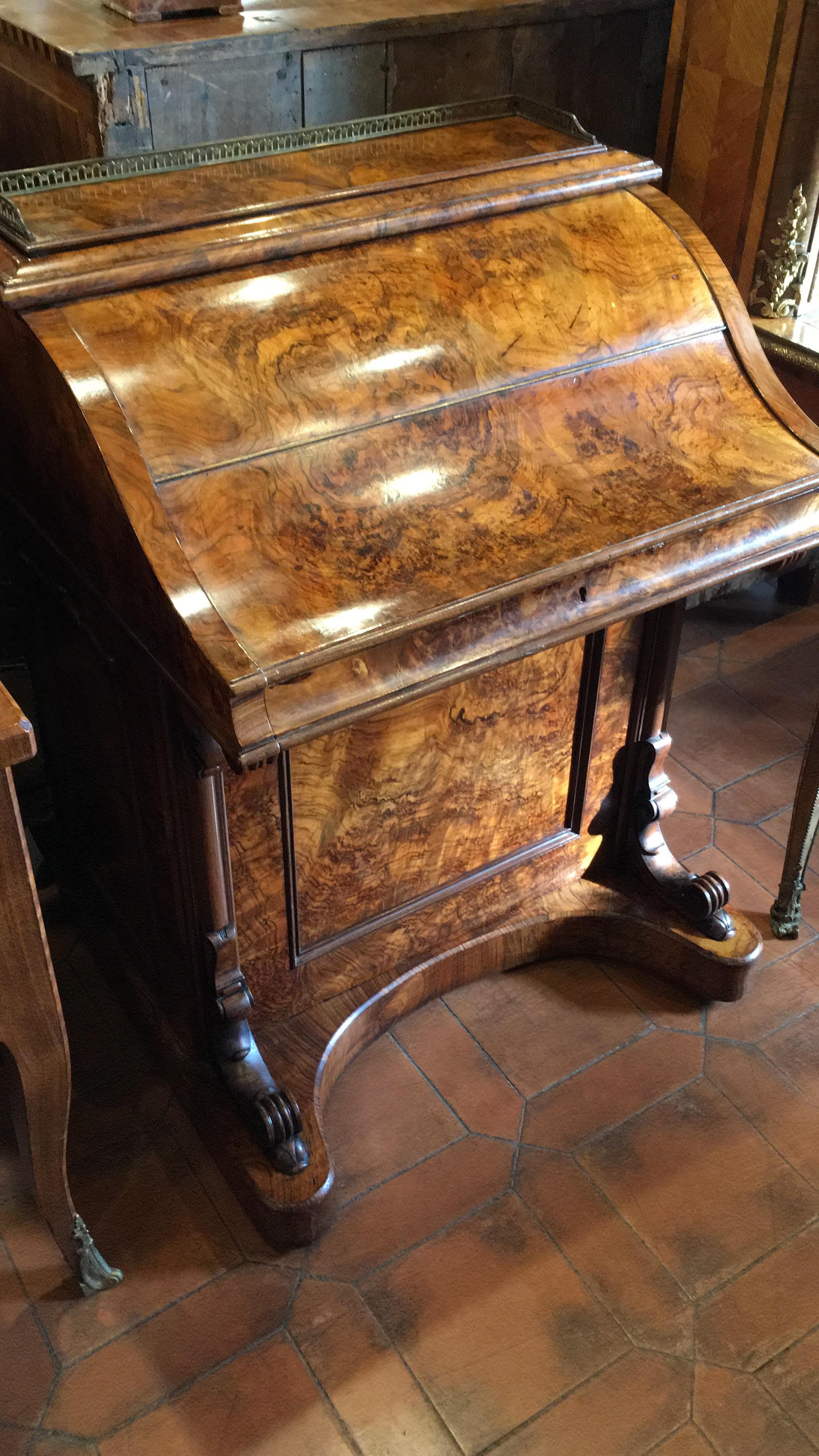 Fantastic Davenport, Victorian period, in walnut burl, superb quality with a game of veins that make the wood a painting, top with drawers with retractable mechanism. Another peculiarity, unlike the common davenport, is that both sides have openable
