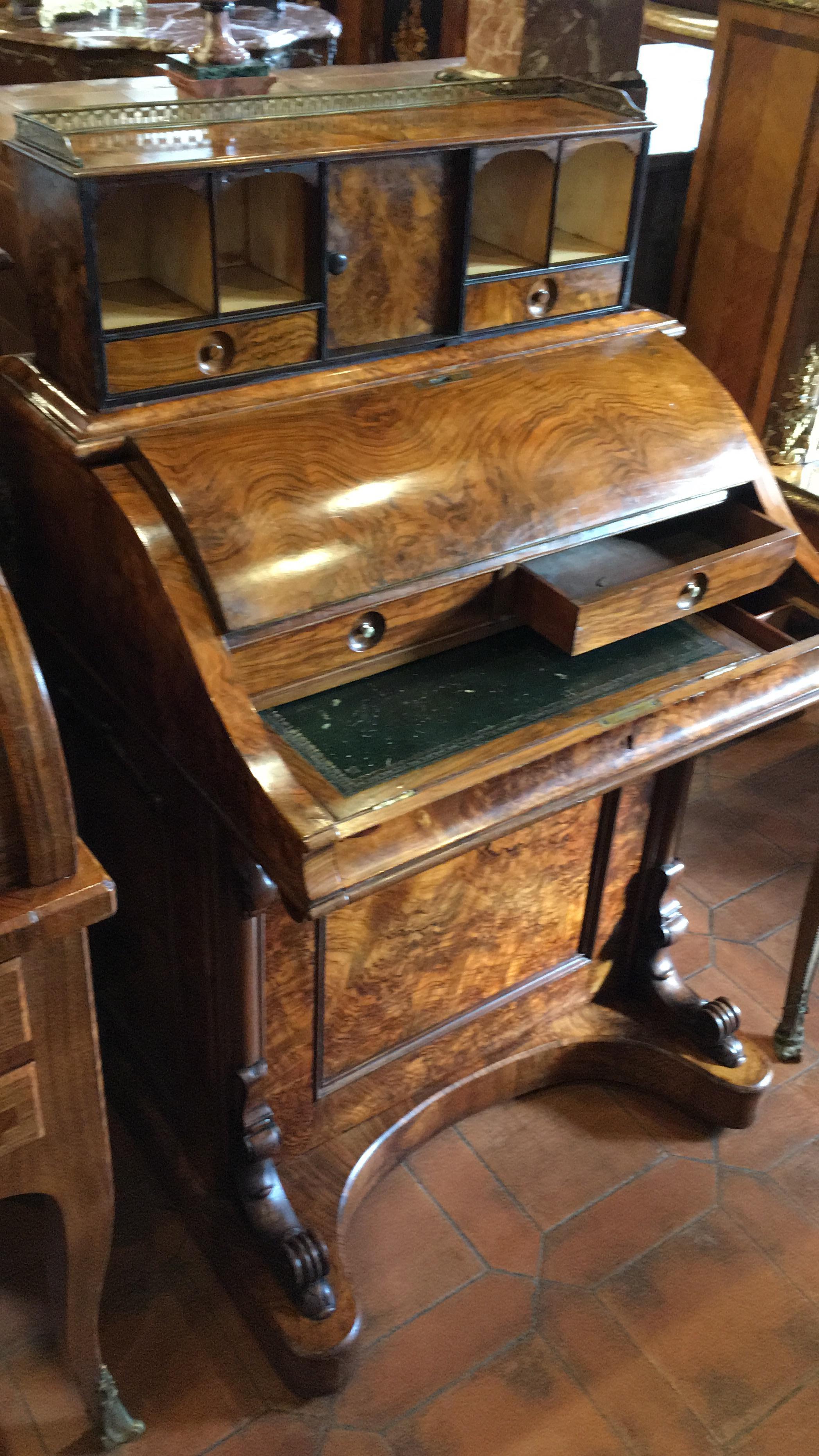 19th Century Victorian Walnut Davenport Desk In Good Condition In Roma, RM