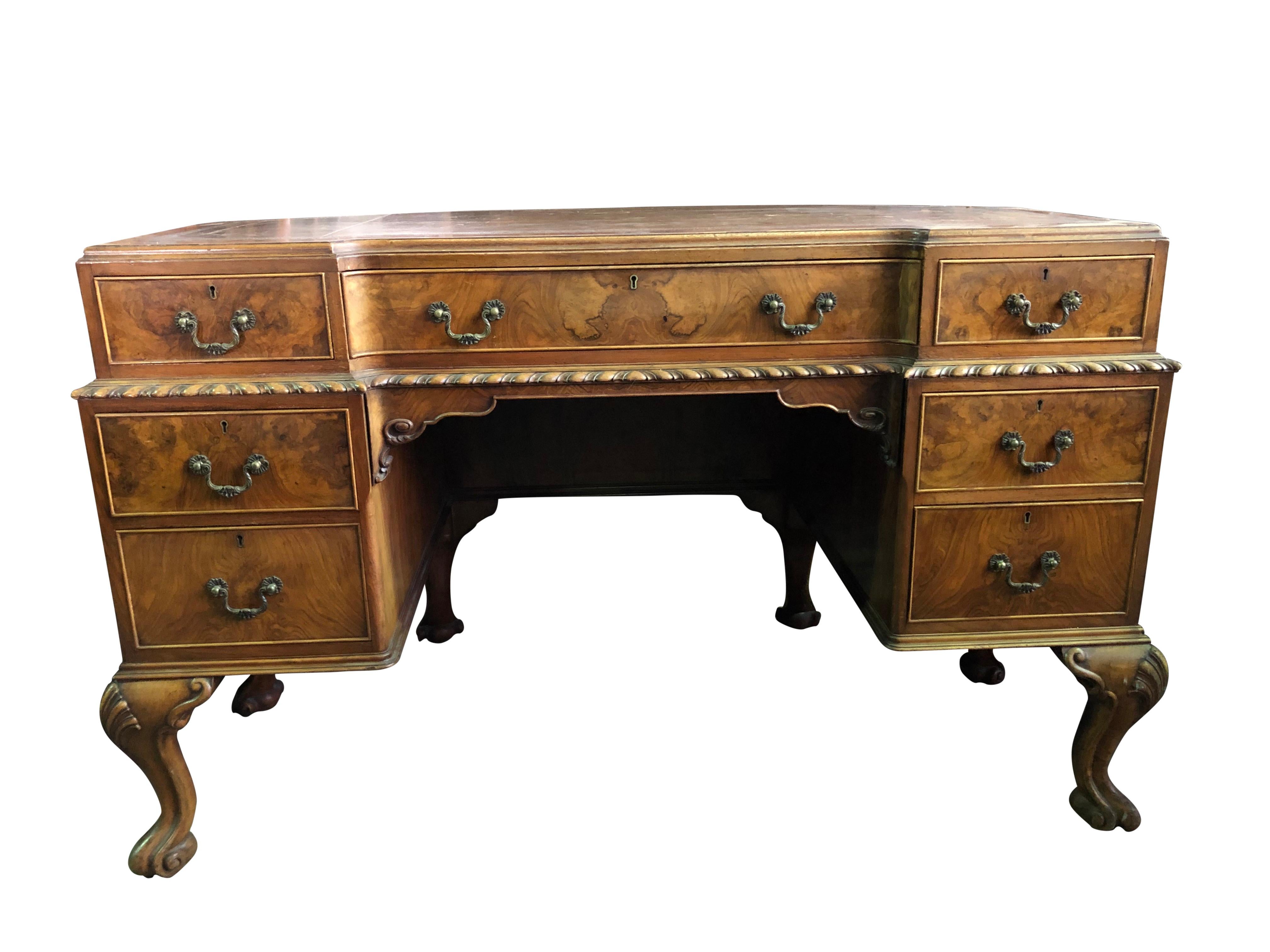 A stunning 19th century Victorian walnut desk with leather top. This beautifully carved desk offers a wonderful walnut, with spectacular well fitting knit-one-purl-one pattern. I absolutely love the seamless transition from ribbed brim to lace