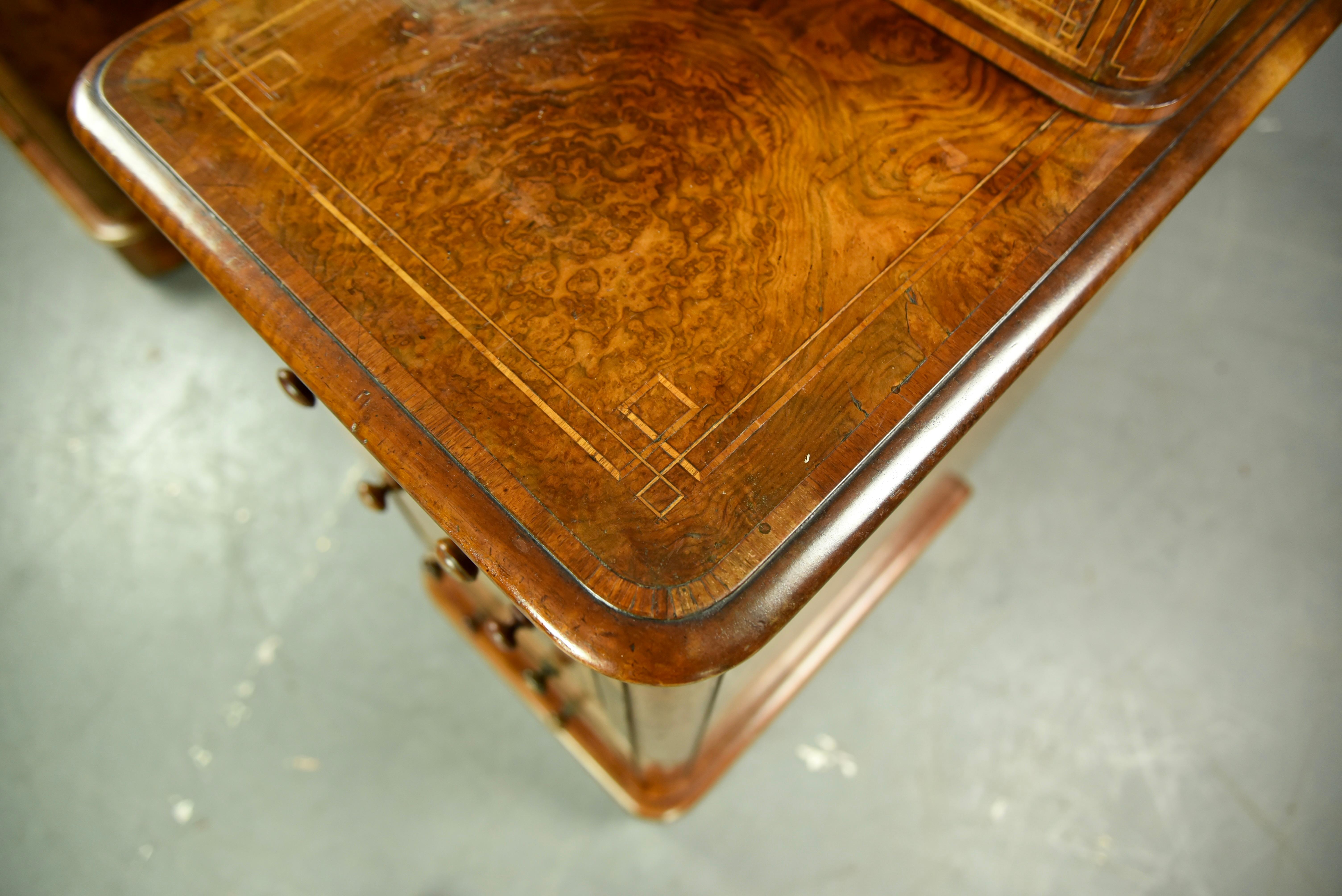 19th century Victorian walnut dressing table  In Good Condition In Chelmsford, GB