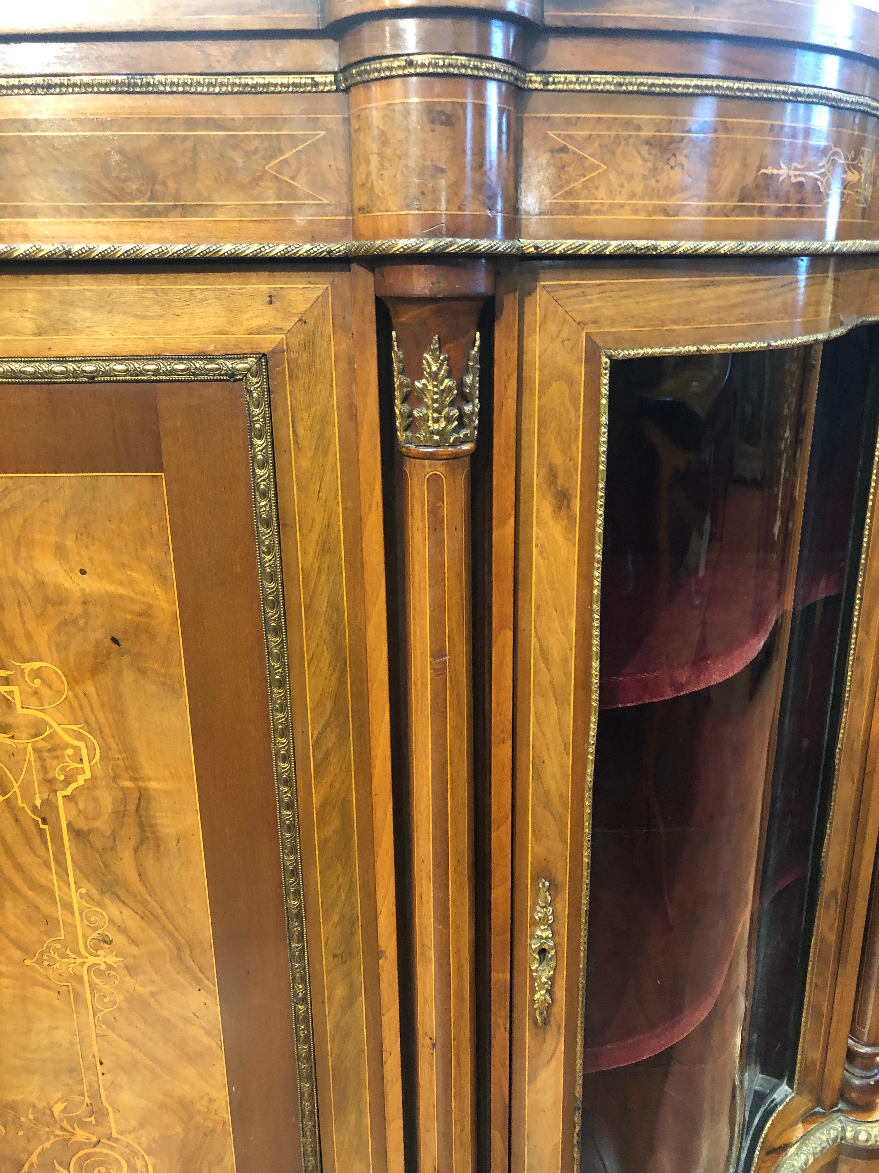 19th Century Victorian Walnut England Cabinet Serpentine , 1860s In Good Condition In Roma, RM