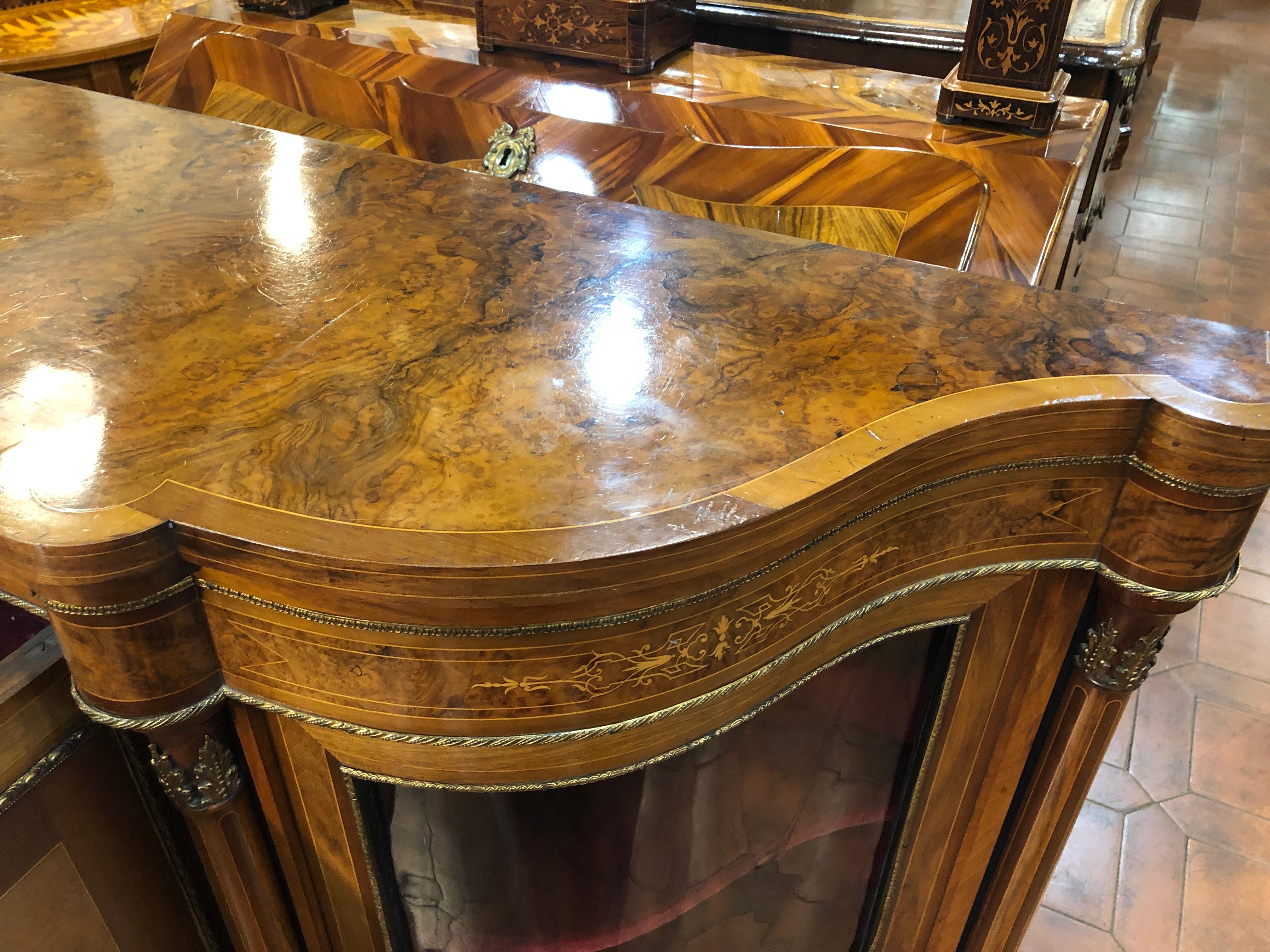 Noce Gabinetto vittoriano in noce dell'Inghilterra del XIX secolo in serpentino, anni '60 del XIX secolo