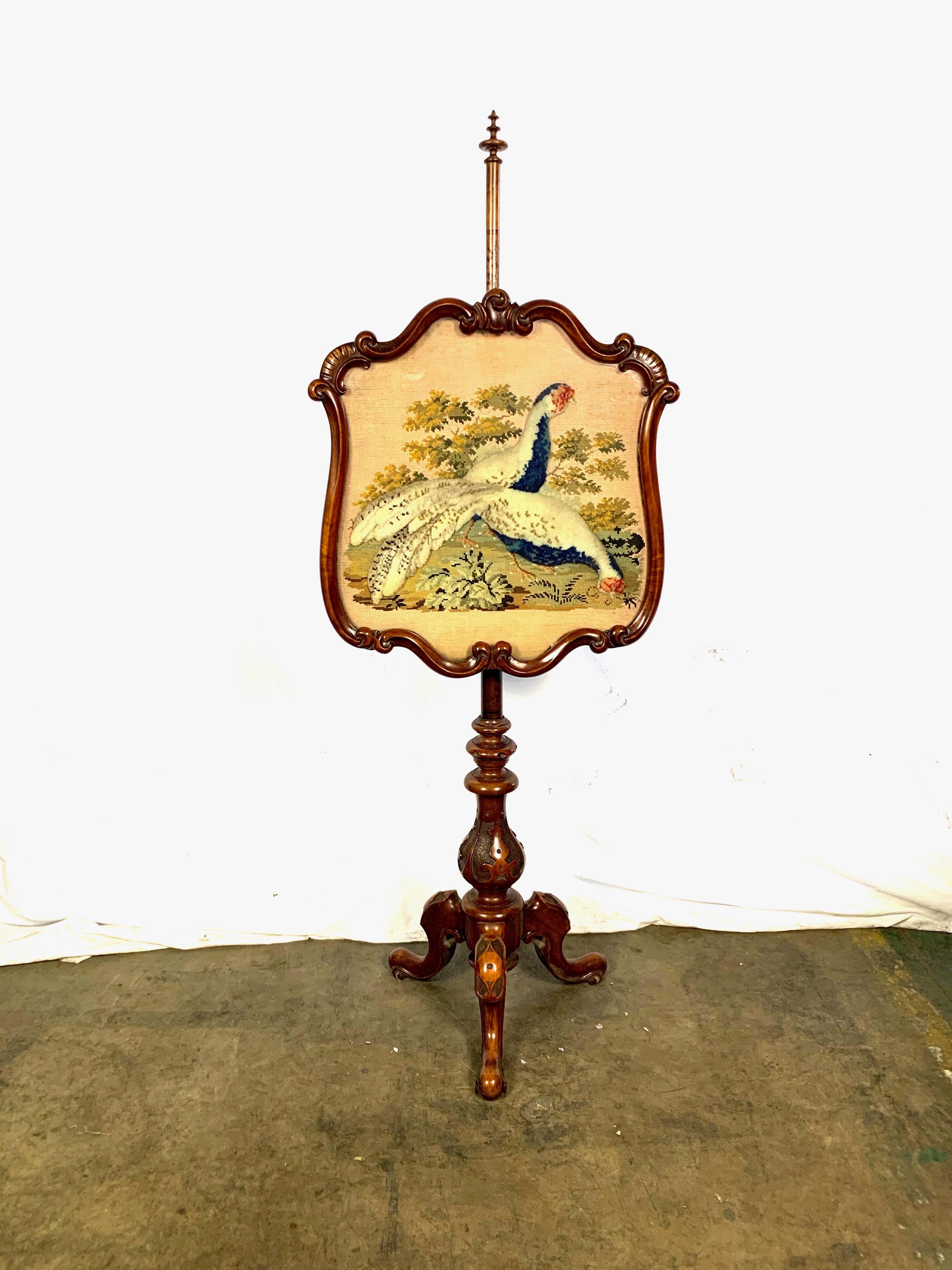 19th Century Victorian Walnut Fire Screen In Good Condition For Sale In London, GB