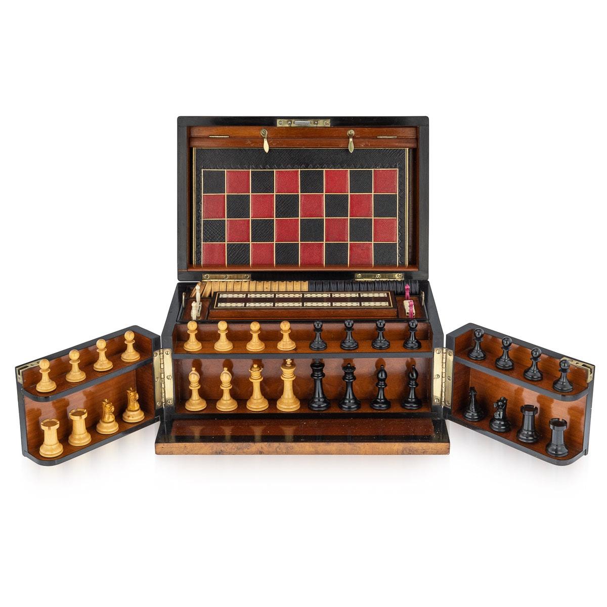 Ancienne boîte de jeux victorienne en noyer de la fin du 19e siècle, comprenant un jeu d'échecs, des dames, des dominos, des dés, un plateau de cribbage avec des marqueurs, des planches de jeux reliées en cuir, des cartes à jouer, des pions de