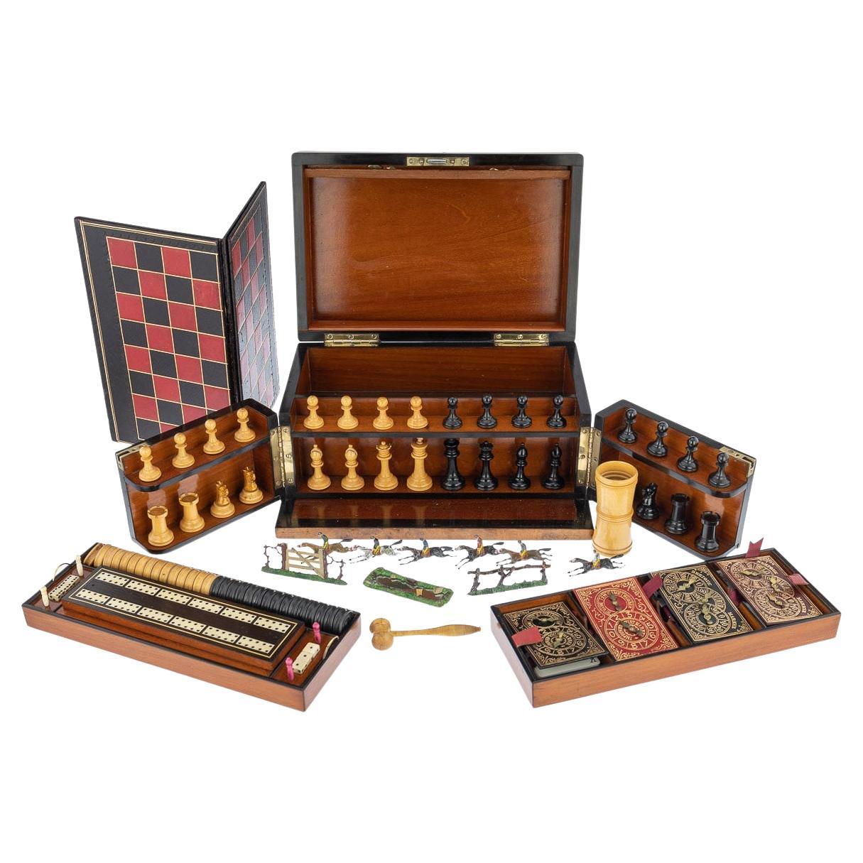 Compendio victoriano de juegos de nogal del siglo XIX, cartas y juegos de mesa, hacia 1890