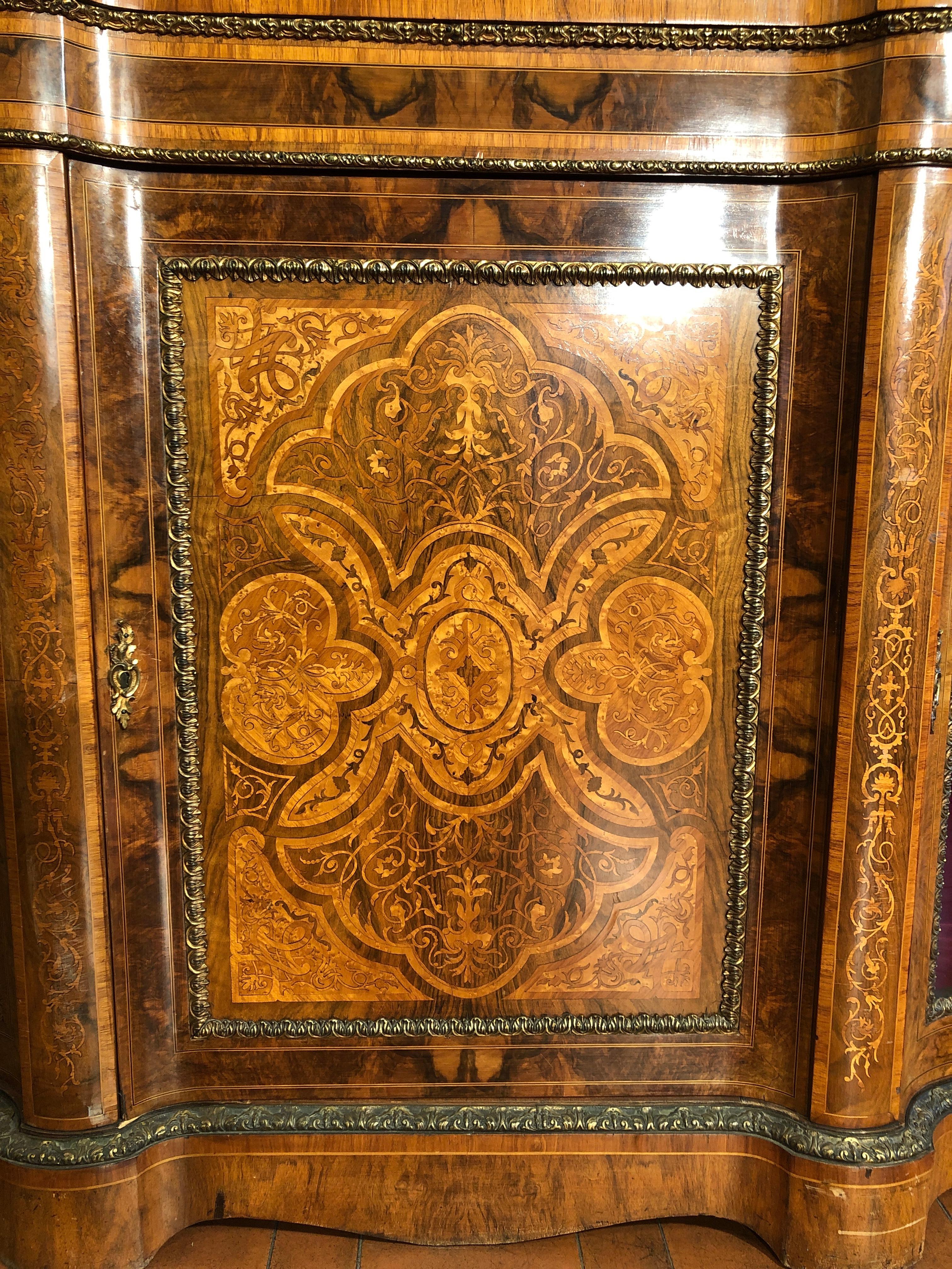 Victorian sideboard, in walnut root and finely inlaid in fruit woods, crossbow movement with original glass and gilded bronze applications. Rare in the form of four doors, in this period is very similar to the French model of window and sideboards.