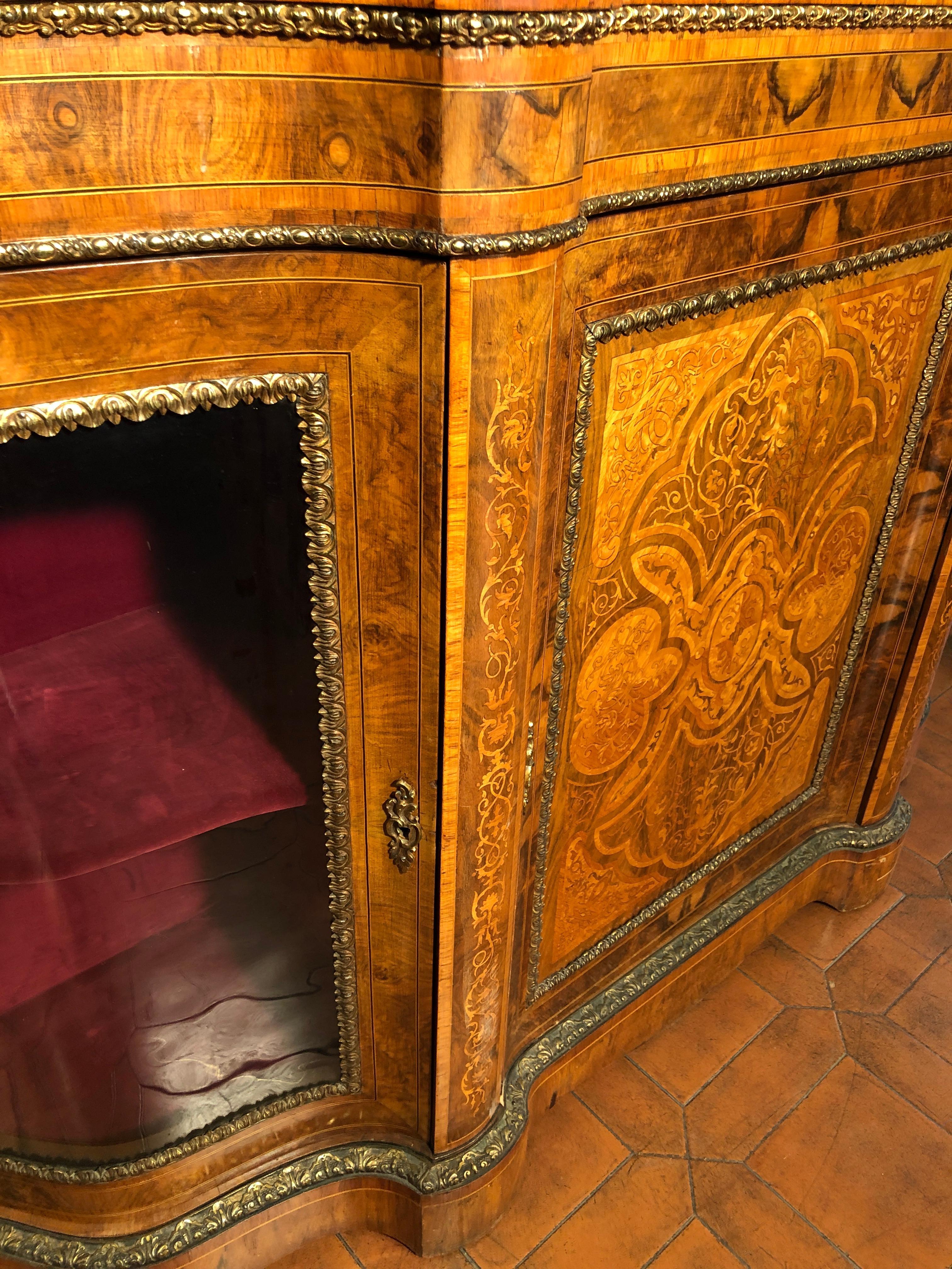 19th Century Victorian Walnut Inlaid English Sideboard Vitrines, 1860s In Good Condition In Roma, RM