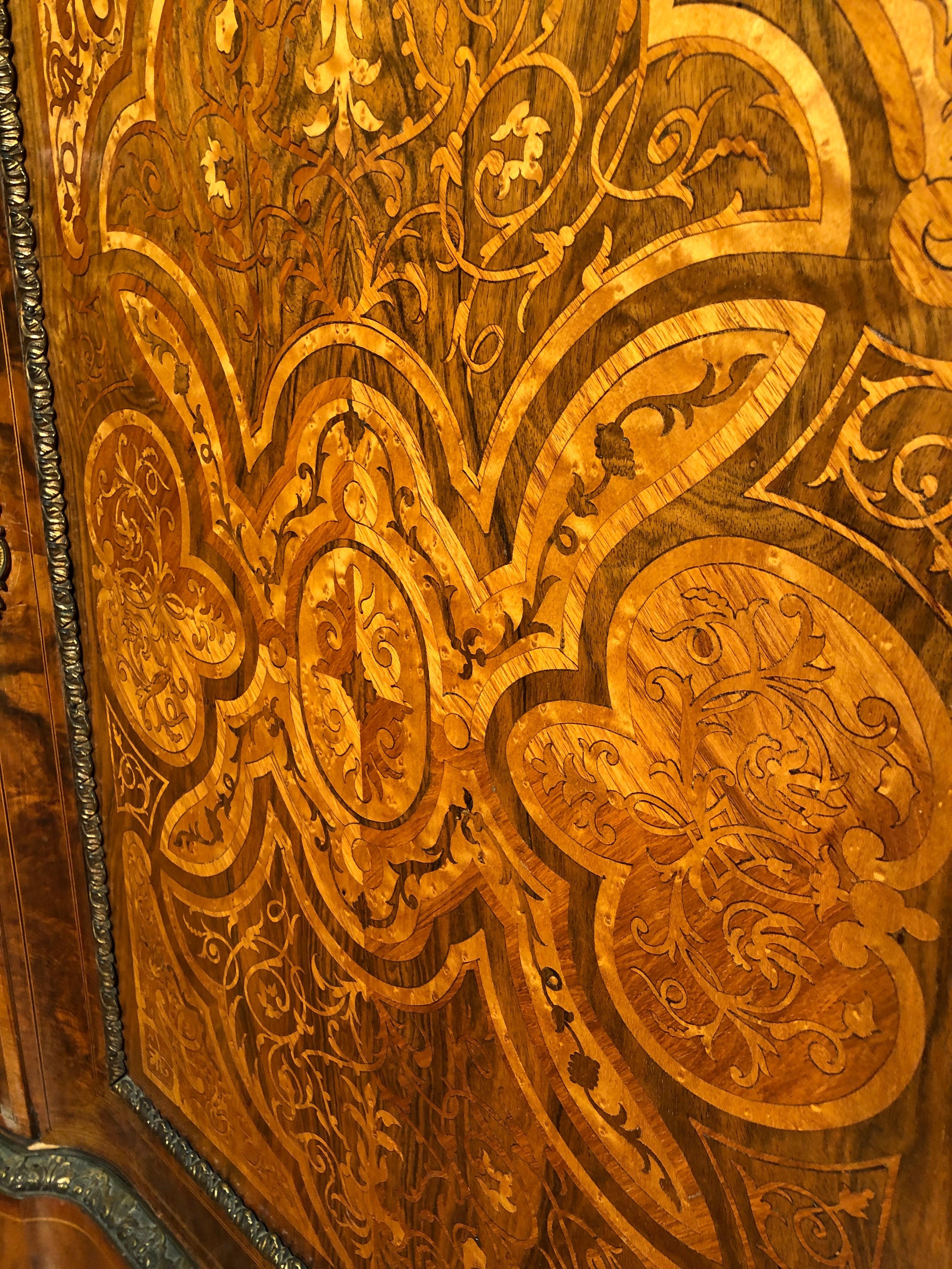 19th Century Victorian Walnut Inlaid English Sideboard Vitrines, 1860s (Walnuss)