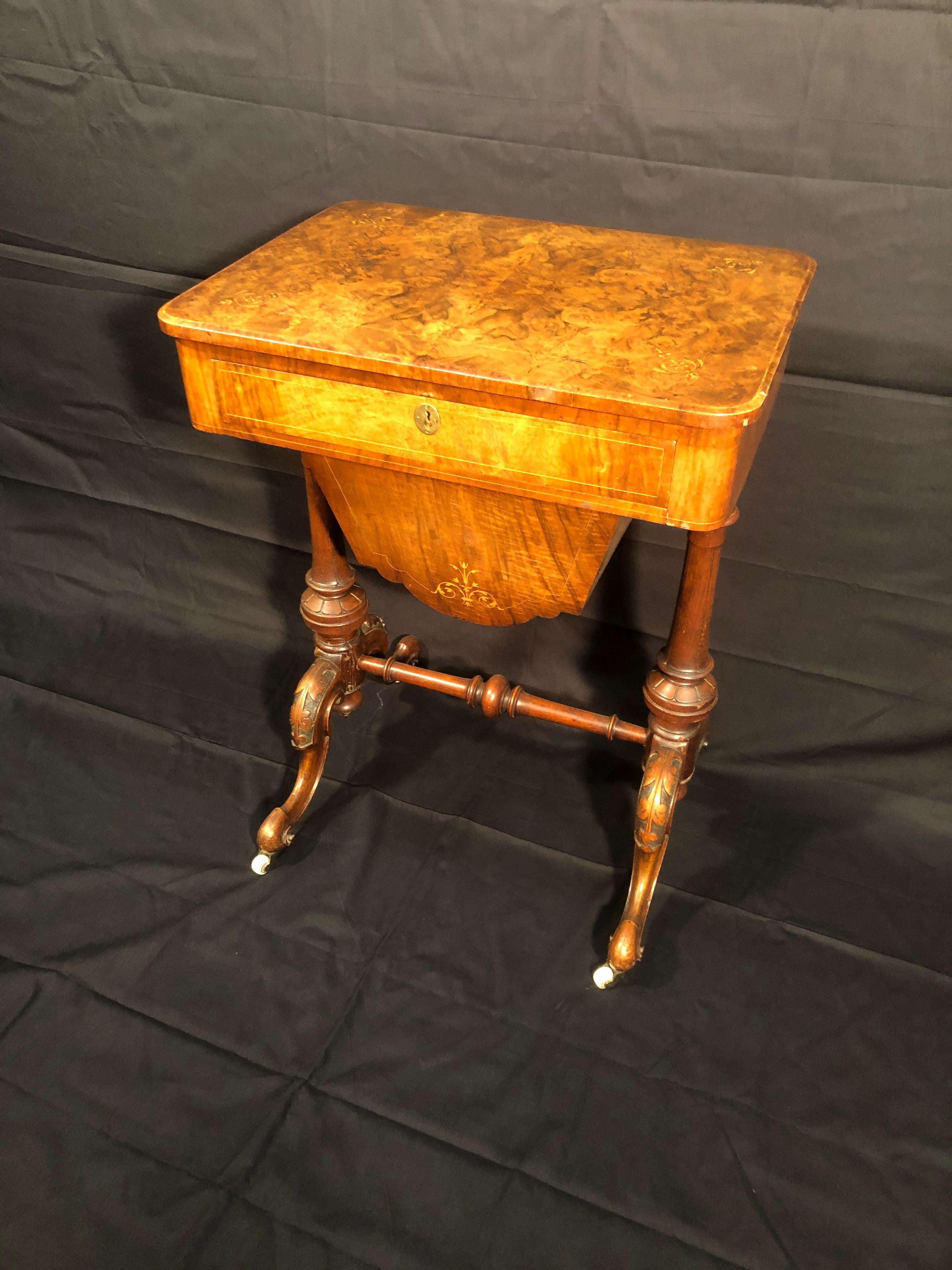 English work table, Victorian period, circa 1870, with drawer and drawer for knitting thread, centre piece in walnut briar wood, finely inlaid with floral motifs in boxwood, the game of briar on the top is exceptional. In good structural conditions,