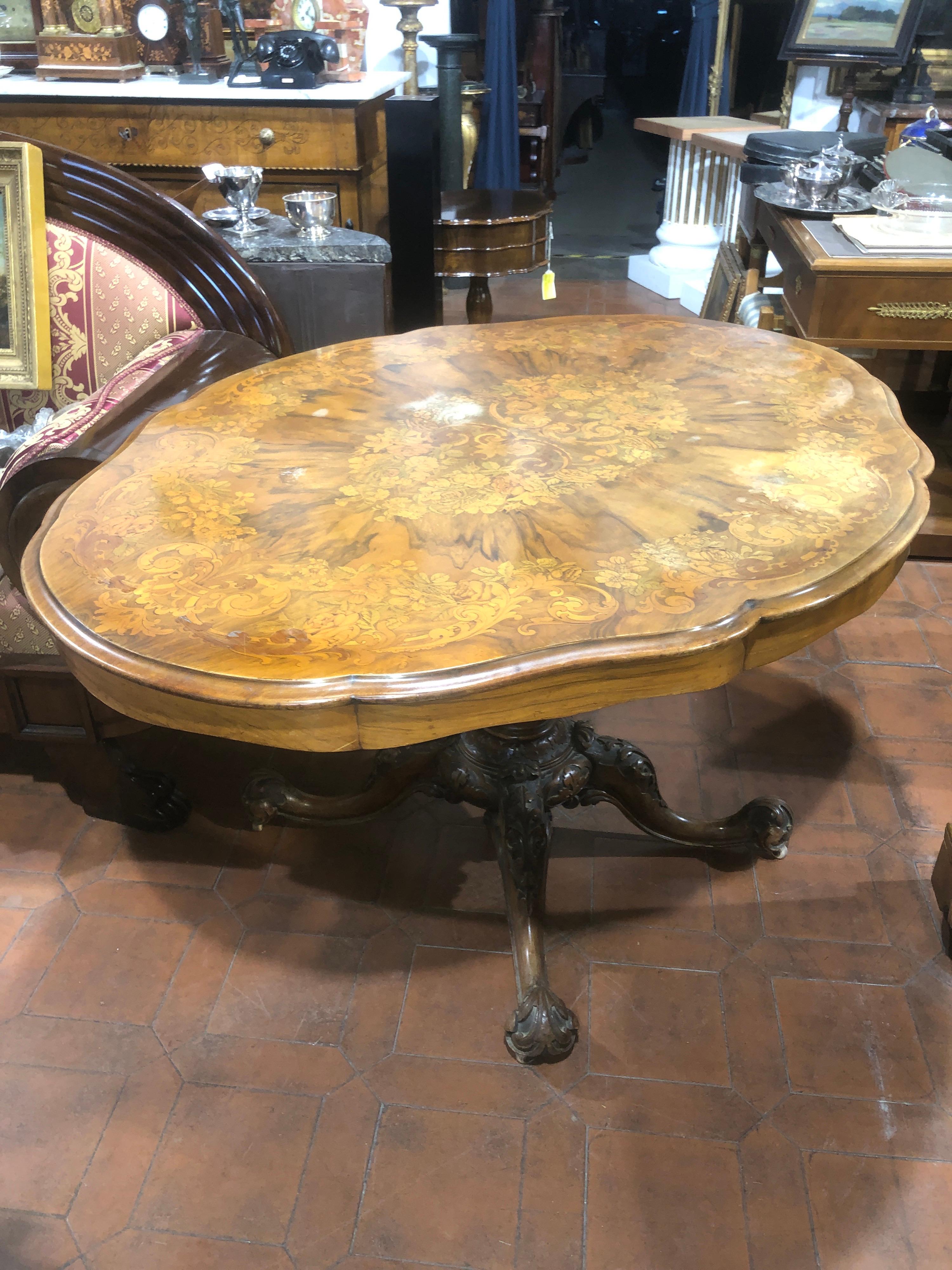 English center table, early Victorian era, magnificent in form and quality of inlays on the top, not least the central block, finely carved and punched. In walnut briar wood on the top moved, and inlaid with floral motifs in woods of fruit, the