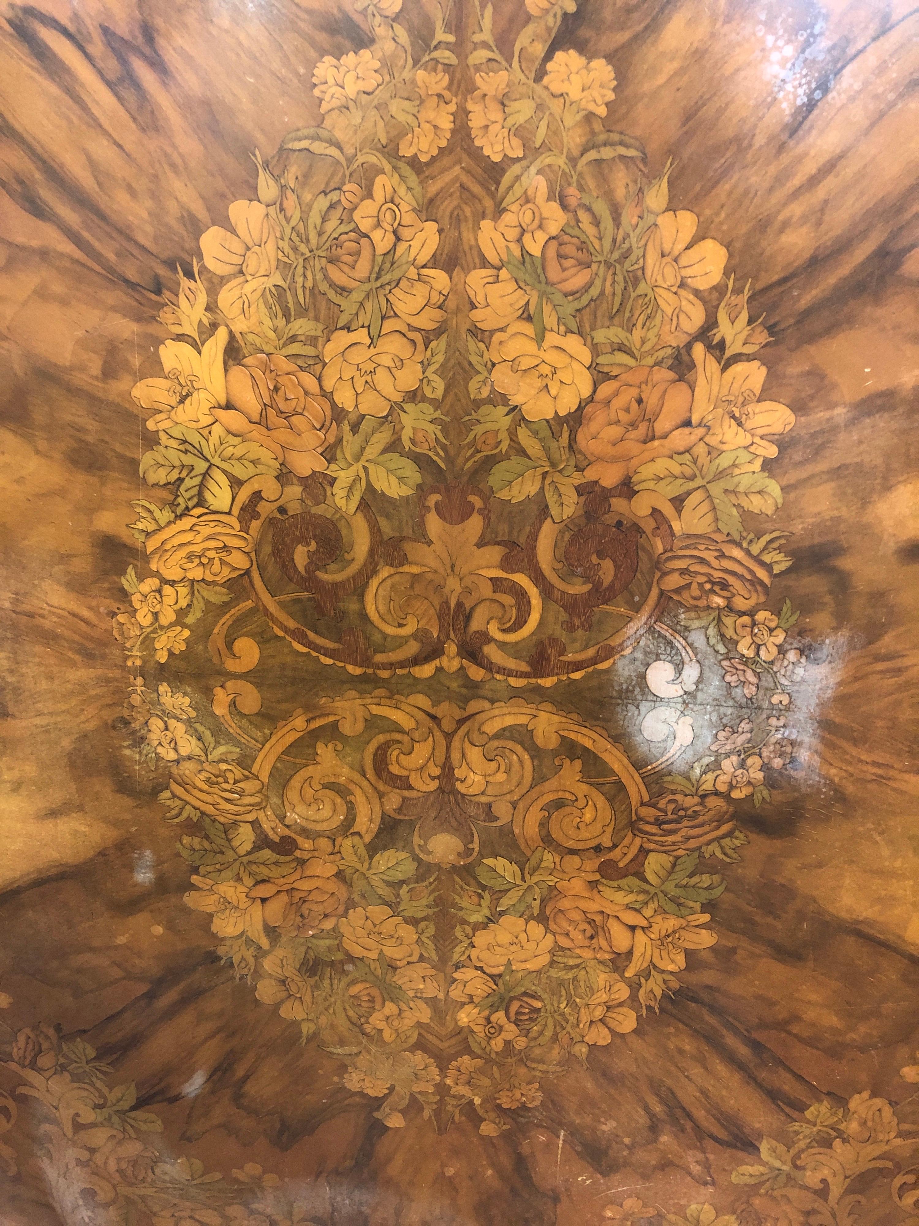 English 19th Century Victorian Walnut Marquetry Center Table, 1850s For Sale